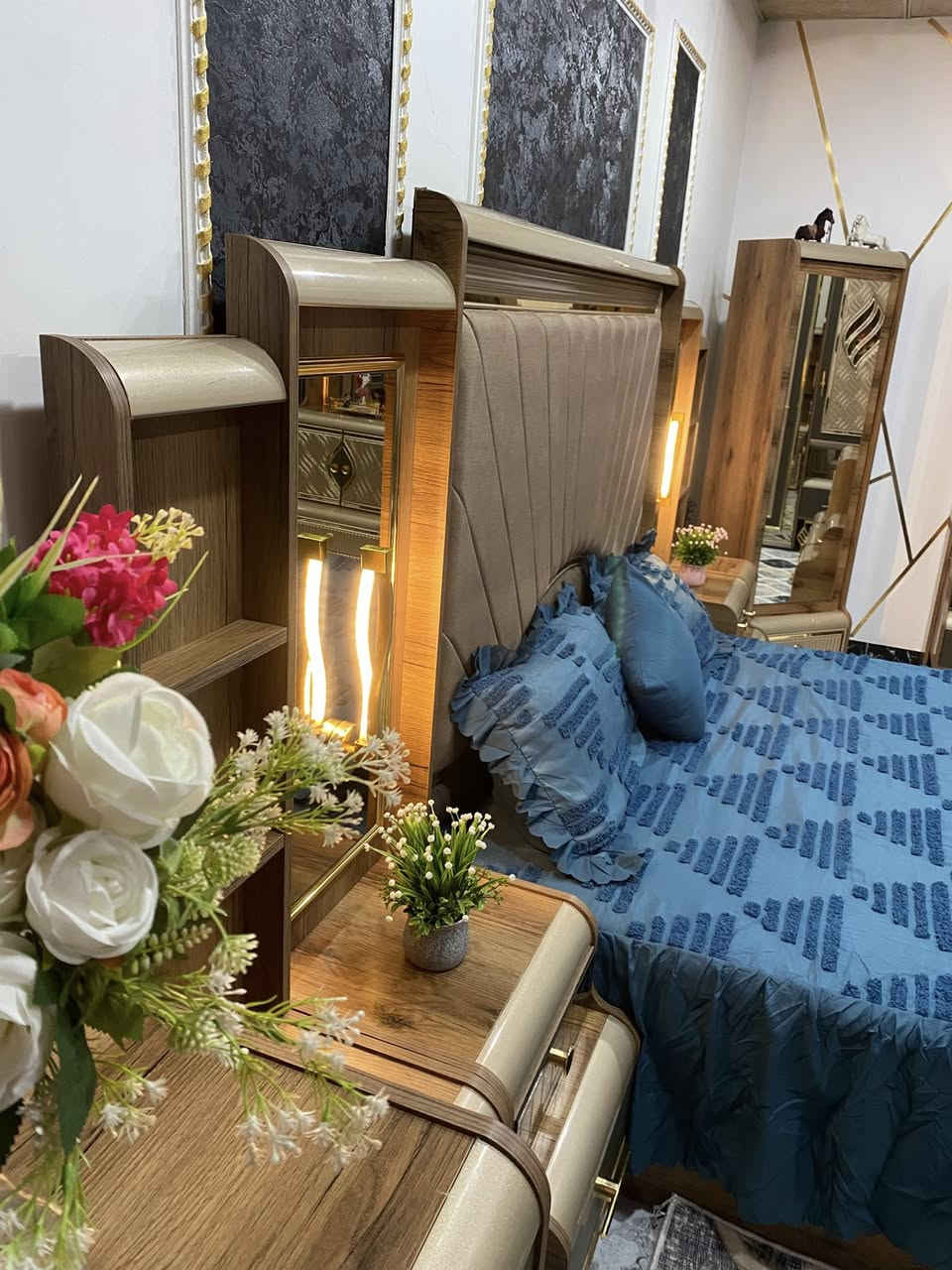 السلام عليكم
غرفة نوم تركي مودرن جديده جدا بعدها بلايلونها  استعمال  قليل جدا غرفة متانه وثكيله كله برغي وجوي 
لون مميز صبغ حراري ضهر الكنتور والأخشاب بلوك مع ملحق 
عدد البيبان الكنتور 8 مع الملحق 
يدات كلها حديد كنتور كله قطوعات 
غرفه 10 قطع اناره ميز تواليت وجوانب السرير
سرير مسرح ومخزن حديد اسفل سرير 
زاويه ام المخزن ومرايه مجرات واماكن خزن بيها متخلص 
بغداد الزعفرانيه 
واتساب واتصال ***********
