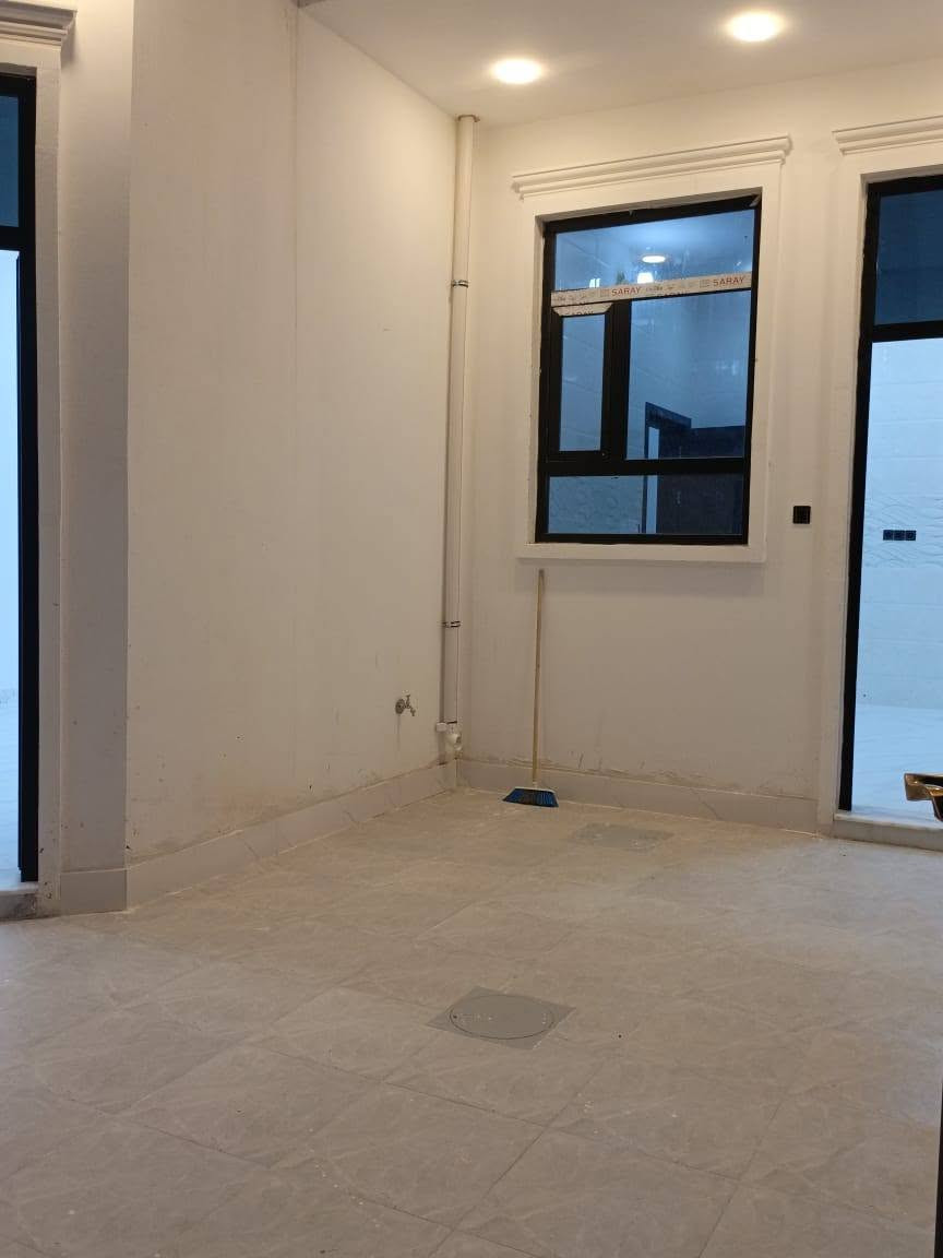 🏡 دار حديثة للبيع في الرمادي – شارع 40 خلف عمارة القند

✨ بناء حديث (صفر) غير مسكون

📍 الموقع: الرمادي – شارع 40 خلف عمارة القند
📐 المساحة الكلية: 150 متر مربع
📏 الواجهة: 8 متر
📏 النزال: 18 متر
🛣️ عرض الشارع: 10 متر

📑 جنس العقار: طابو زراعي سند 25 فسفوري – تنازل مباشر.

🏠 مواصفات الدار:

🔹 الطابق الأول:
• استقبال
• صالة
• مطبخ
• غرفة نوم
• مجموعة صحيات داخلية وخارجية
• كراج سيارة

🔹 الطابق الثاني:
• 3 غرف نوم
• صالة
• مجموعة صحيات
• بلكونتان

💡 كافة الخدمات متوفرة:
✔️ ماء
✔️ كهرباء
✔️ تبليط
✔️ منطقة سكنية متكاملة

💰 السعر: 165 مليون دينار عراقي
📌 قابل للتفاوض البسيط.
للتواصل زيارة مكتبنا مكتب النورس مجاور مرطبات ادريم أو الاتصال بنا 
***********
