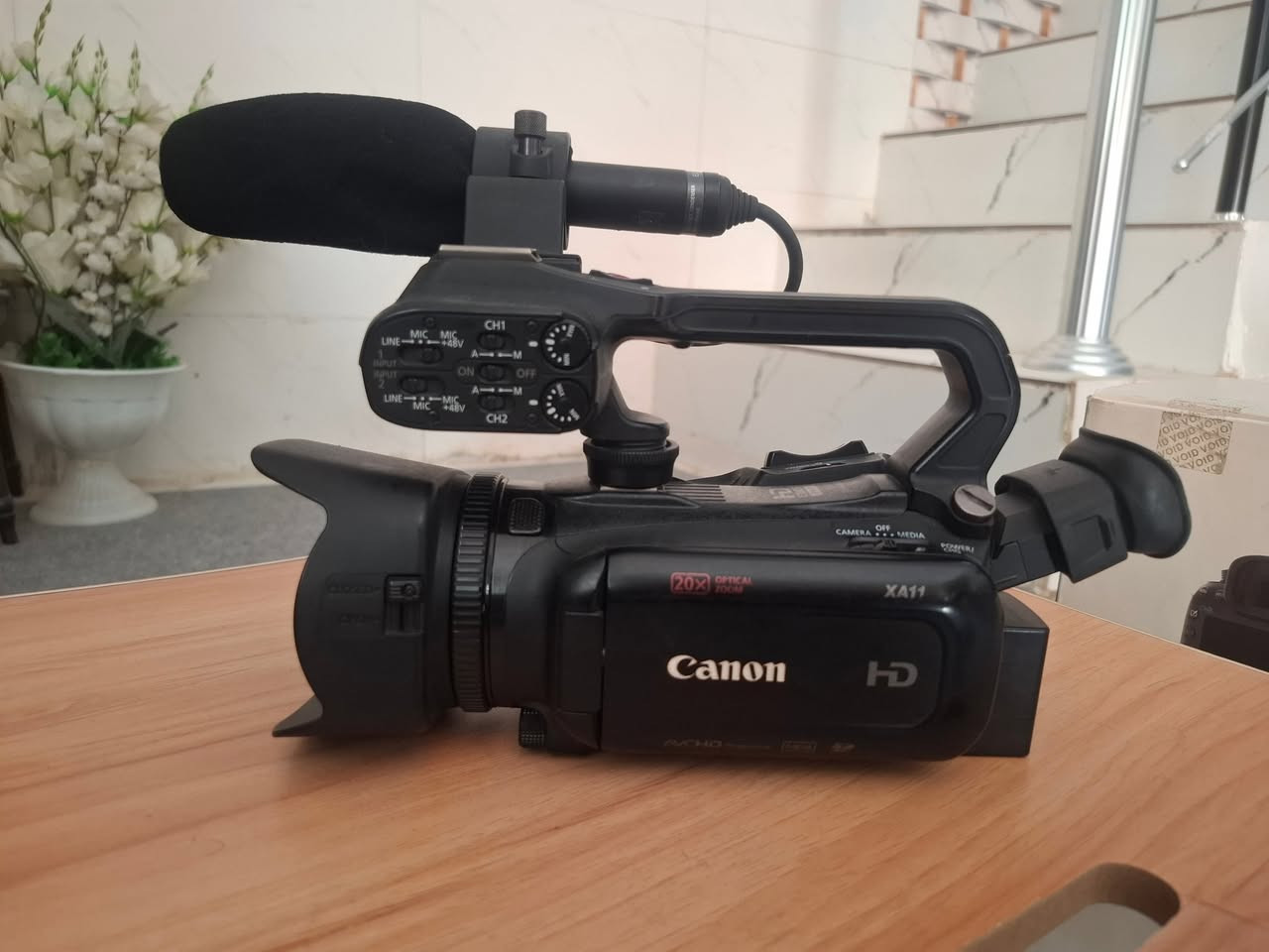 Canon XA11 وهي كاميرا فيديو احترافية صغيرة الحجم
كاميرا  Canon XA11 وهي كاميرا فيديو احترافية صغيرة الحجم مخصصة لتصوير الأخبار، التقارير، التغطيات، البرامج ، الفعاليات .

🎥 المواصفات الأساسية

🔹 المستشعر

مستشعر 1/2.84-inch HD CMOS Pro

أداء ممتاز في الإضاءة الضعيفة.

🔹 العدسة

عدسة Canon 20x Optical Zoom

فتحة عدسة: f/1.8 – f/2.8

زوم بصري قوي ومناسب للفعاليات والبث.

🔹 التسجيل (Video Recording)

تدعم تسجيل Full HD 1080p بدقة:

60p / 30p / 24p

صيغ التسجيل:

AVCHD

MP4

معدل البت (Bitrate):

يصل إلى 35 Mbps في MP4

ويصل إلى 28 Mbps في AVCHD

🔹 الشاشة

شاشة لمس 3.0 inch قابلة للدوران.

🔹 المداخل والمخارج

مدخلين صوت XLR احترافيين (موجودين في وحدة المقبض).

مخرج HDMI.

منفذ Mini USB.

منفذ سماعات Headphones.

منفذ ميكروفون 3.5mm.

🔹 التثبيت البصري

Optical Image Stabilization ممتاز مع 3 أنماط تثبيت.

🔹 تخزين

منفذين لبطاقات SD:

تسجيل متتالٍ Relay

أو تسجيل مزدوج Backup

🔹 البطارية

تعمل ببطارية Canon BP-820 أو BP-828.

🧰 الاستخدامات الشائعة لكاميرا Canon XA11

هذه الكاميرا تعد إحدى أشهر كاميرات العمل الميداني لأنها:

✔ مثالية للأخبار والتقارير التلفزيونية

خفيفة، قوية، وسهلة الحمل.

✔ تصوير الفعاليات والمؤتمرات

بسبب الزوم القوي وصوت XLR.

✔ إنتاج المحتوى واليوتيوب

لمن يريد جودة عالية وصوت احترافي.

✔ الوثائقيات الخفيفة

تتميز بمرونة وسهولة تحكم.

✔ التصوير في الإضاءة الضعيفة

مستشعرها ممتاز مقارنة بغيرها في نفس الفئة.

✔ البث المباشر (عبر HDMI)

يمكن ربطها بكروت الالتقاط مثل Elgato أو Blackmagic.

🎯 مميزات تجعلها مرغوبة

حجم صغير + نتائج احترافية.

صوت XLR احترافي.

زوم بصري 20x ممتاز.

جودة صورة Canon الشهيرة.

متينة ومناسبة للعمل اليومي.

---

السعر ٧٠٠ ألف ( سبعمائة ألف دينار ) مع مجال بسيط  للإتصال على الوتساب *********** أو الرقم ***********

كربلاء المقدسة / شارع أبو طالب .
