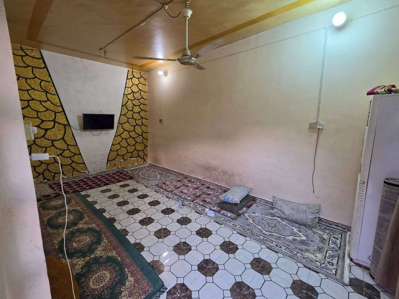 سلام عليكم دار للبيع بحي الحضاره عل شارع الرئيسي ثاني بيت قرب قصابيه ابو رضى المساحه 125 اوبي مجال شي بسيط  السعر 105 للاستفسار اتصال  ‏‪***********‬‏
