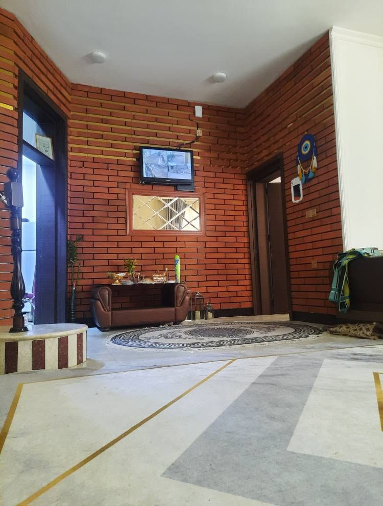 دار للبيع طابو صرف.. 
100متر مربع... 
ركن على 3شوارع
طابقين كونكريت مسلح
بناء حديث درجة اولى
متكون من مدخل.. استقبال وصالة ومطبخ. و3غرف نوم.. 
وصحيات.. 
بناء سنة22
مطلوب اسكان
بام الخيلالثالثه الهاتف.
*********** ديوانية, القادسية
