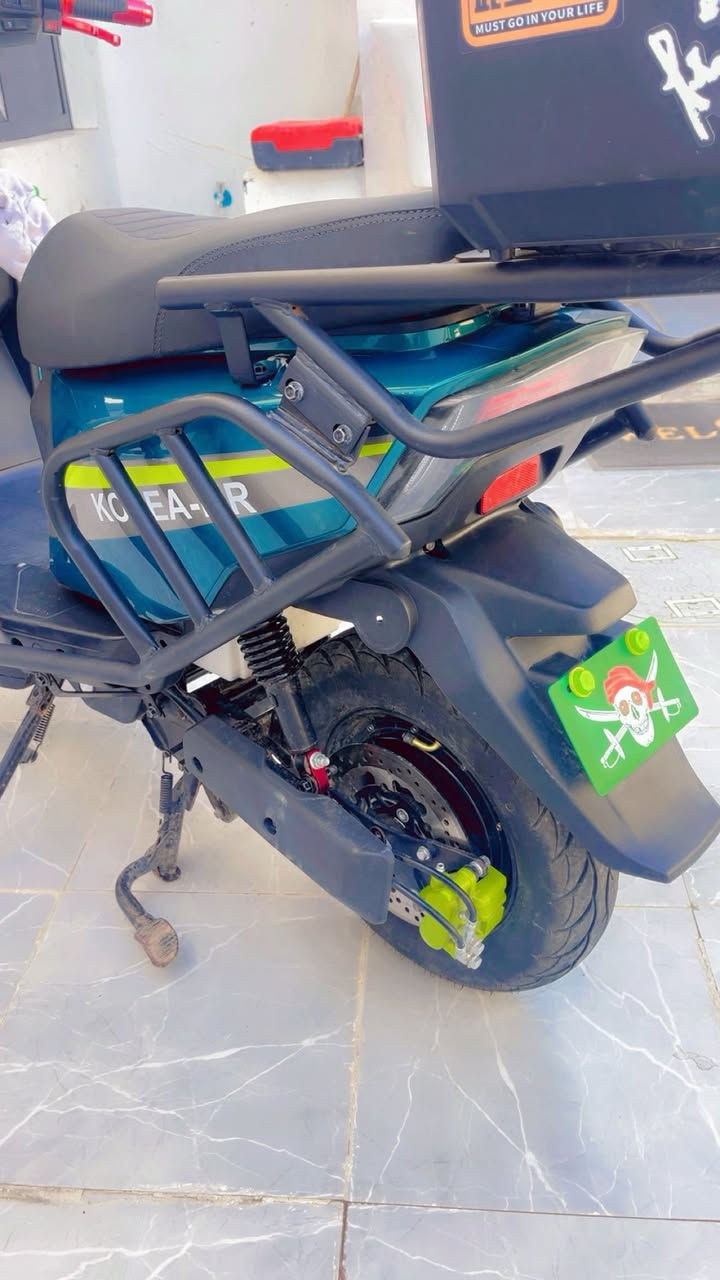 دراجه شحن نوع سكنس كوريه MR
المواصفات الأساسية:

المحرك: يتراوح بين 2000W إلى 3500W (في بعض الموديلات).

البطاريات: عادة 6 بطاريات 12V/30AH (في موديل 2024) أو بطاريات قوية أخرى.

السرعة: تصل فعليًا إلى 80 كم/ساعة.

المسافة المقطوعة: حوالي 50-60 كم بالشحنة الواحدة.

العجلات: جوبلس (بدون هواء داخلي) وعجلات رياضية.

نظام التشغيل: بصمة، NFC، مفتاح، تشغيل عن بعد، وبعضها يدعم البلوتوث.

السرعات: نظام 4 سرعات + نظام الرجوع للخلف (R).

الإضاءة: ليد (LED) وزينون قوي.

الأمان: جهاز إنذار ضد السرقة، درع حماية، بريكات هيدروليك (في بعض الموديلات).

ميزات إضافية: شاشة ديجيتال ذكية، منفذ USB لشحن الهاتف، صندوق خلفي كبير، ملفات قوية، وشاصي مدرع يتحمل أوزان دراجه شحن نوع سكنس كوريه MR

المواصفات الأساسية:

المحرك: يتراوح بين 2000W إلى 3500W (في بعض الموديلات).

البطاريات: عادة 6 بطاريات 12V/30AH (في موديل 2024) أو بطاريات قوية أخرى.

السرعة: تصل فعليًا إلى 80 كم/ساعة.

المسافة المقطوعة: حوالي 50-60 كم بالشحنة الواحدة.

العجلات: جوبلس (بدون هواء داخلي) وعجلات رياضية.

نظام التشغيل: بصمة، NFC، مفتاح، تشغيل عن بعد، وبعضها يدعم البلوتوث.

السرعات: نظام 4 سرعات + نظام الرجوع للخلف (R).

الإضاءة: ليد (LED) وزينون قوي.

الأمان: جهاز إنذار ضد السرقة، درع حماية، بريكات هيدروليك (في بعض الموديلات).

ميزات إضافية: شاشة ديجيتال ذكية، منفذ USB لشحن الهاتف، صندوق خلفي كبير، ملفات قوية، وشاصي مدرع يتحمل أوزان ثقيلة. مكاني العلام تقاطع درويش ***********
السعر 900
