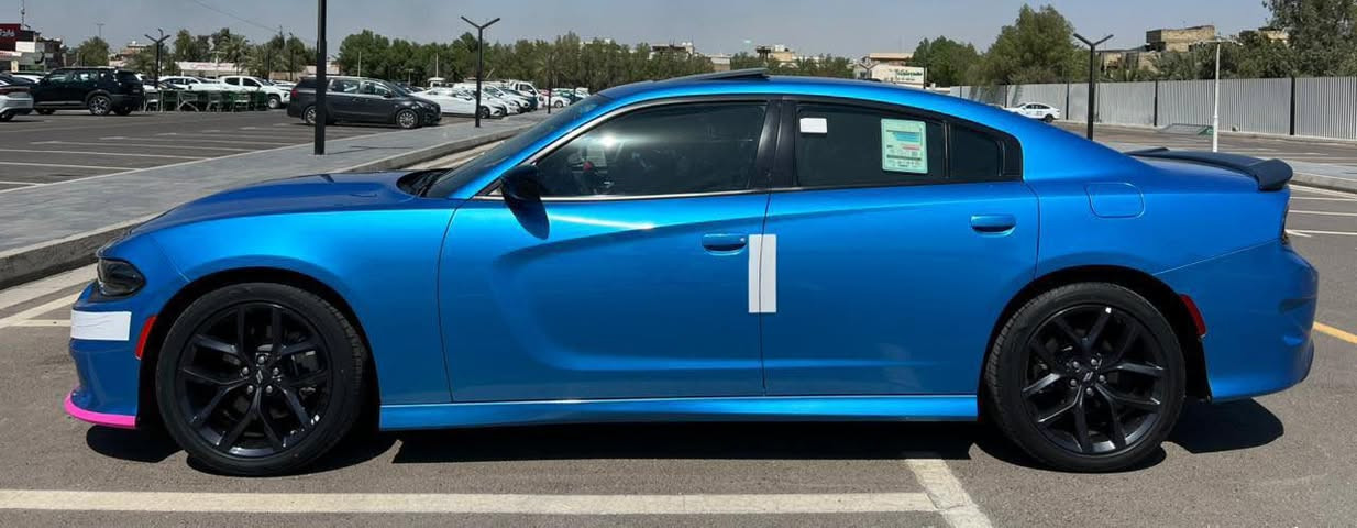 السلام عليكم ورحمة الله😁
� للبيع | دودج تشارجر GT Plus 2023 🔥💙

▪️ الموديل: 2023

▪️ الوارد: خليجي 🇬🇸

▪️ الوكالة: هارلم

▪️ الفئة: GT Plus (جي تي بلاص)

▪️ الحالة: نظيفة جداً، وكالة، مكفولة كفالة عامة ✅

▪️ الممشى: 31 ألف كم فقط

✨ المواصفات:

* محرك 3.6 لتر V6 Pentastar

* ناقل حركة أوتوماتيك 8 سرعات

* دفع خلفي (RWD)

* تشغيل بصمة (Keyless Go)

* تشغيل عن بُعد (Remote Start)

* دخول ذكي بدون مفتاح

* شاشة وسطية Uconnect كبيرة مع Apple CarPlay وAndroid Auto

* كاميرا خلفية

* حساسات أمامية وخلفية

* مثبت سرعة

* مقود رياضي متعدد الوظائف مع بدلات تبديل سرعات

* شاشة معلومات ملونة للعدادات

* مقاعد رياضية قماش/جلد

* تحكم كهربائي بالمقاعد الأمامية

* تكييف أوتوماتيك ثنائي المناطق

* إضاءة LED أمامية وخلفية

* جنوط رياضية قياس 20 إنش

* جناح خلفي (Spoiler)

* فتحة تهوية على غطاء المحرك (Hood Scoop)

* نظام مانع انزلاق وثبات إلكتروني

* وسائد هوائية متعددة

* نظام مراقبة ضغط الإطارات (TPMS)

* زجاج ومرايا كهربائية

* نوافذ خلفية مظللة

* أرضيات وكالة

وباقي المواصفات المعروفه 

تخم اطارات صار يومين شادهن / 860 الف دينار 

💵 السعر: 33500دولار (قابل للتفاوض بالمعقول)

📍 الموقع: بغداد

الكريعات معرض الريان  

للاستفسار ***********

السياره بوضع الوكاله وجداً جديده 

والله يبارك لصاحب النصيب🥳
