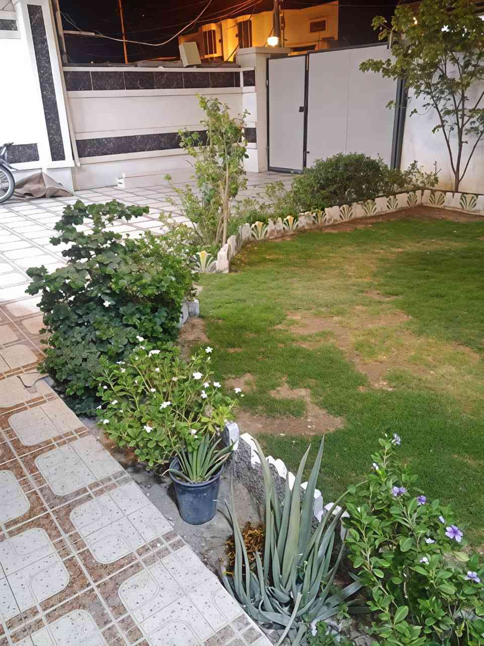 🏠 للبيع – بيت في حي الشهداء
📍 الموقع: خلف مرطبات مشمشة، سادس بيت عن شارع 20 (شارع مدرسة المفاخر)
📐 المساحة: 250 م²
🏠 واجه 12.5 م × نزال 20 م
🏢 مواصفات البيت:
طابقين:
الطابق الأرضي: غرفتين، صالة، استقبال، وصحيات
الطابق الثاني : 3 غرف نوم (واحدة ماستر)، صالة، وصحيات
💰 السعر: 200 مليون دينار (مع مجال بسيط للتفاوض)
🔴ممكن مراوس مع قطعة ارض او مع مشتملين.

‭0786 959 8192‬
