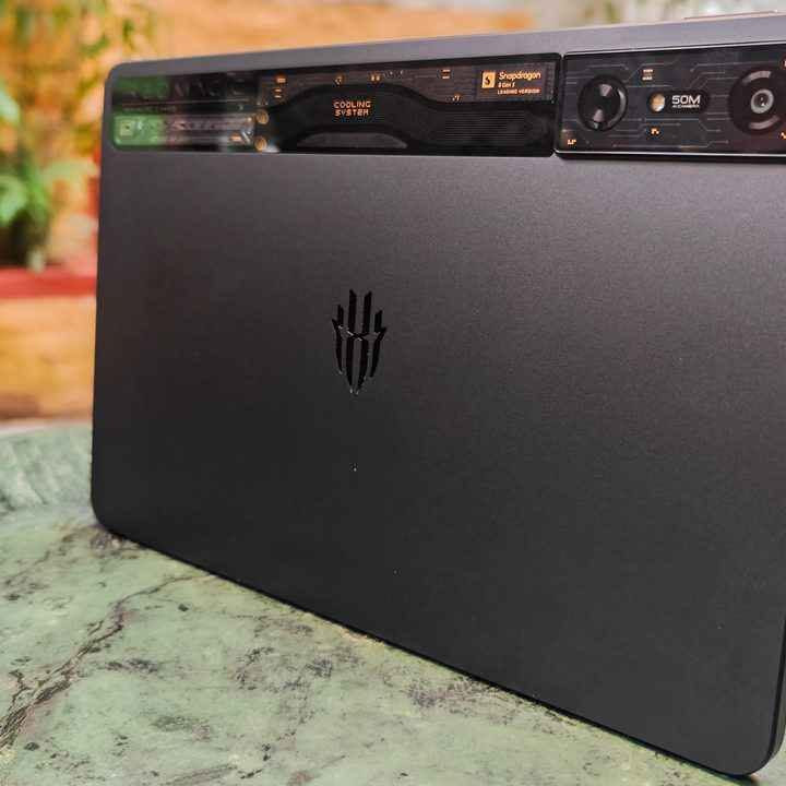 • أول جهاز ألعاب لوحي في العالم يعمل بشريحة Snapdragon 8 Gen 3 Leading Version.
• أول شريحة Snapdragon 8 من الجيل الثالث في العالم.
• شاشة مقاس 10.9 بوصة بدقة 2.8K مع معدل تحديث 144 هرتز.
• أول جهاز لوحي مزود بمروحة داخلية وأنبوب حراري ثلاثي الأبعاد.
• بطارية مزدوجة بسعة 10100mAh مع شحن سريع بقوة 80W.
• أول تصميم شفاف في العالم.

السعر: 800 الف.
الجهاز كامل الملحقات الاصلية، نظافة حوالي 92%، مع درع حماية للجهاز جلاتيني. بغداد, العراق


**إذا كنت صاحب هذا الإعلان وتريد حذفه لأي سبب، رجاءا أرسل رسالة إلى الدعم الفني**