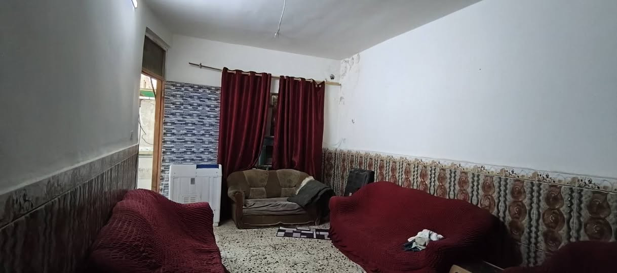 بيت للبيع
مساحه البيت واقع حال 100متر
بس هو اكثر من 100 متر

متكون البيت من 3 غرف نوم 
اكو غرف ٤ب٥
واكو ٦ب٥

+ استقبال ٥ب٦
ومطبخ مفتوح ع صالة 

حاليا البيت بوضع ايجار 
و ايجار البيت ميقل عن 350 الف

الموقع : شارع الري (بستان الجمعية) 

سعر البيت 140 مليون وبي مجال للشراي

للاستفسار : ***********
