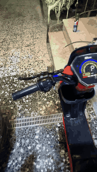 السلام عليكم بايسكل شحن ار 10 للبيع كلشي شغال بي وكلشي مامبدل بي السله والمرايات والتجوه والشاحنه موجودات والبايسكل بلباكيت خمس بطاريات والبطاريه 20انبير الوحده الرقم***********وتساب والسعر 425وبي مجال لطيبين
