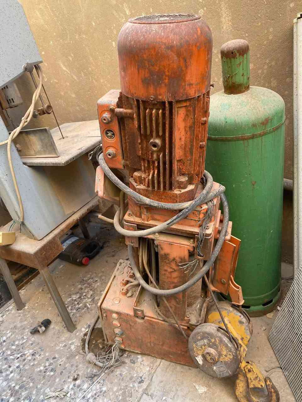 كرين جسري للبيع غربي حي الجهاد ت***********    ٢ طن

