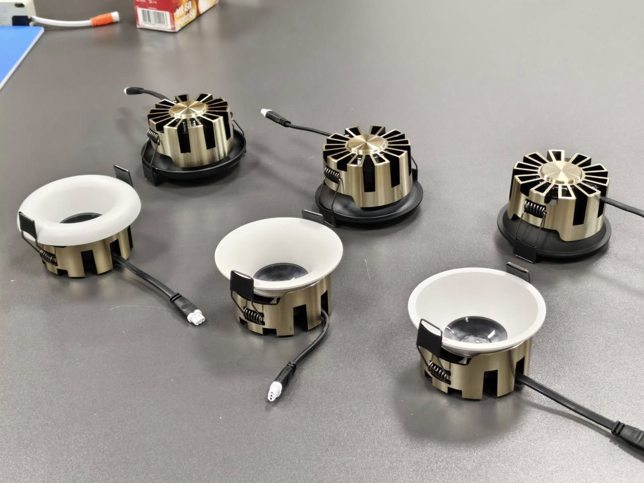 New arrival spot lighting.nice design 
Make 12w 6500k -3color/4CCT


**إذا كنت صاحب هذا الإعلان وتريد حذفه لأي سبب، رجاءا أرسل رسالة إلى الدعم الفني**