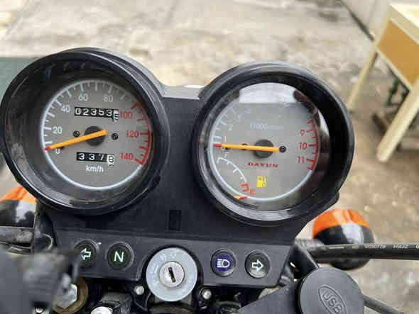 دراجة دايوان جبلي نفخ 26A
موديل 2023 نازلة من المعرض (موتور مول) زيرو بتاريخ 2025/10/5
يعني صار شهرين من ماخذيها من المعرض 
رقم بغداد ومستلم سنوية عظم عاج احدث اصدار لكن بعدها بأسم المعرض ممحولها بأسمي وحتى لوحات معدنية بعدني ممستلم لان الدراجة بعدها جديدة واللوحات كاملة بمرور الحسينية 
المسافة الماشيتها الدراجة الفين كيلو و300 يعني الدراجة بعدها زيرو زيرو مكفولة كفالة عامة
ودراجة بيها اضافات  اول مااشتريتها اشتريتهن: 
 صندوق رياضي وليس دلفري
شاحنة وماسك تلفون اصلي شحن وايرليس وكيبل 
وبدلتها اول مااشتريتها خليت سنجيل ذهبي ابو الربل مال بطح لان يكون اقوى ومقاوم جداً مع العلم الزنجيل الاصلي مالت الشركة موجود وكلشي مابي
لايت لد زنون قوي جداً لان لايتها مال شركة ميجي قوي كلش
اضافة وتحوير دكمة دبل اشارة 
درع ابو الجيوب 
الدراجة مبدللها دهن فقط ٣مرات  اول ماجبتها مال سحك وثاني مرة ورة ممشيتها واخير مرة قبل ٤ ايام 
ارجع واكرر الدراجة زيرو ومكفولة كفالة عامة 

سبب البيع: لتغيير طبيعة الشغل وعدم احتياجي الها بالوقت الحالي
السعر 3 ملايين و150 الف ورجاءً لحد يكسر بالسعر حاولت اعرض سعرها بأنسب سعر لان معروف الزيرو من المعرض بيش ماعده سعر الاضافات الي مشتريهن 
العنوان بغداد الامين الثانية 
*********** 
متوفر واتساب واتصال ومتوفر ماسنجر كذلك
