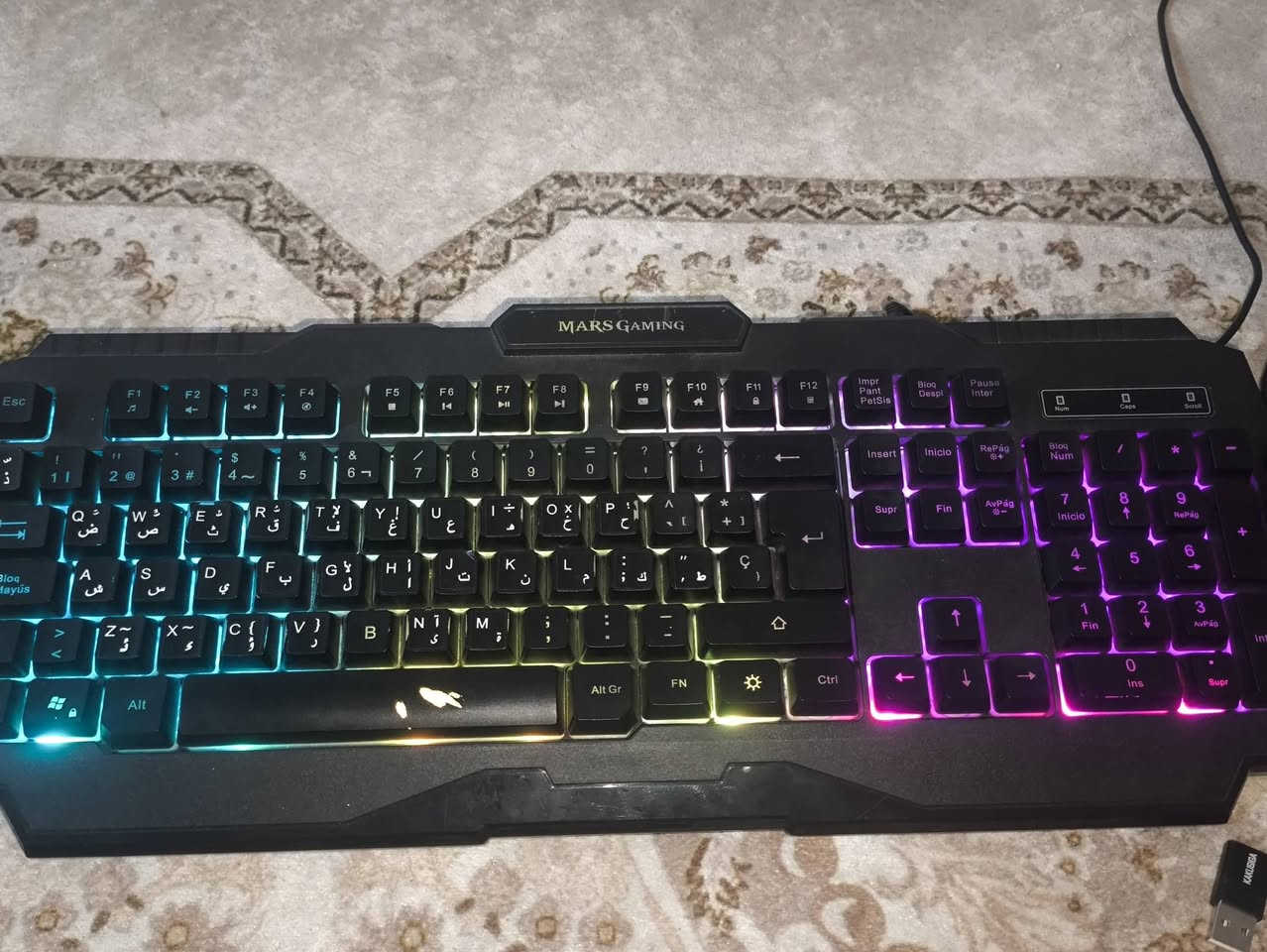 كيبورد و ماوس و ماوس باد
تجي وياه تحويره مال التلفون 
ل ربط الماوس و الكيبورد عله الجوال+ 
و تحويرت سماعه + ستاند جوال لون ابيض + 
كيبورد و الماوس ارجيبي + لون الماوس و الكيبور اسود و الماوس باد احمر 
____________________________________________________
مكاني (نجف مشخاب )
سعر كل الغراض 35 الف 
و الكيبورد و الماوس و اماوس باد وحدهن 25 الف 
للاستفسار اكثر هذه رقمي راسلني واتساب (***********)
