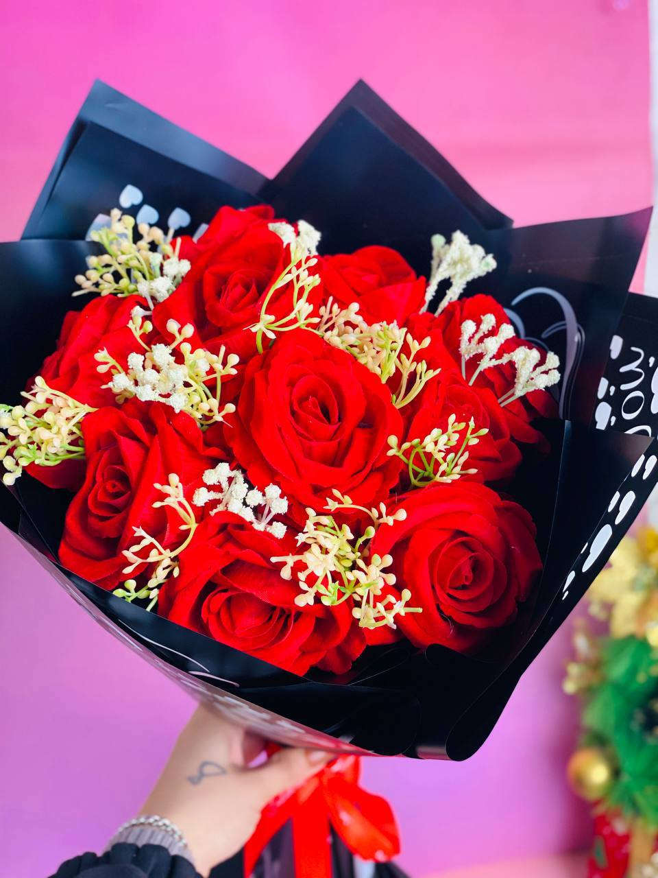 "🎀🔔 هدايا راس السنة الميلادية 🎁🎁

كل لحظة تستحق الورد ..وكل هدية  تستحق تبقى معاك للابد 🌷
بوكي ساتان ورد صناعي تحتوي على 10 وردات + ورد فانيل مصنوع بحب وتفاصيل راقية تعبر عن مشاعرك بأناقة ✨🌺

✅سواء عيد ميلاد ، زواج ، خطوبة ، او مفاجئة لشخص غالي .
✅ختار اللون لي كيعجبك .وخلي الجمال يوصلك حتى لباب دارك .

😘 كارت العبارة حسب طلب ك/ج 😱

السعر ٢٠ الف والتوصيل مجاني لجميع محافظات العراق 🚕 

للطلب والاستفسارات خاص ***********
