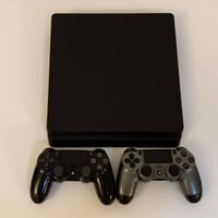 بلايستيشن 4 • ٥٠٠ جيجا • نضيف ١٠٠٪