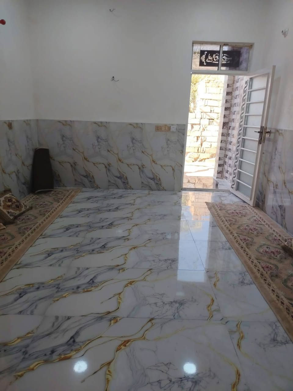 دار للبيع 
مساحه300 بي 3غرف و 2صاله ومطبخ واستقبال وتخاريج 
الرضويه الثانيه 
لل استفسار ***********
