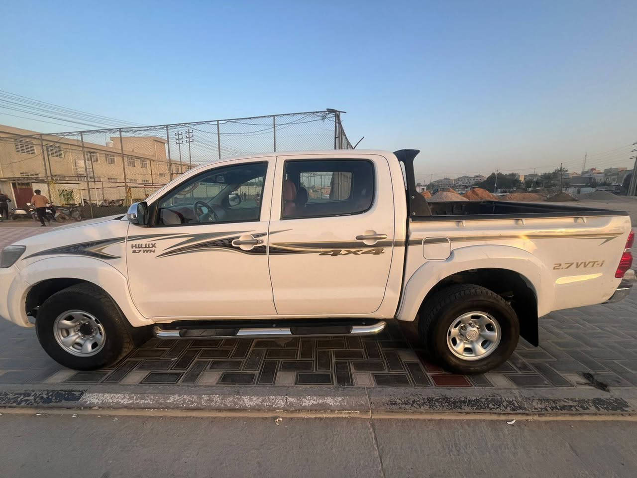 السلام عليكم سياره هايلوكس 2013 سياره نظيفه للاخير مكفوله من كل شيء ماكينه وكير شرط  ماعده طخه بل جالغ الخلفي بارد ٢٢٠ وبيه مجال بسيط غير متواجد على الفيس للجنايه وشراي فقط ستخدام شخصي ***********
