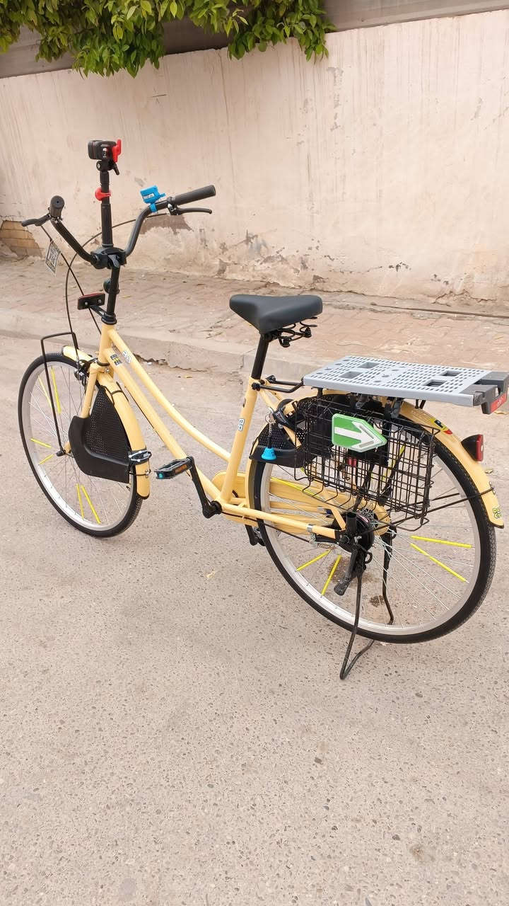 السلام عليكم باسكل للبيع لسعر ( خاص)  لون صحراوي شركه BD حجم 26 موديل 2021 ياباني بي تلاثه ضربات باسكل جديد صارله يومين يمي (ملاحضه) عندي توصيل محافضات رقم ***********
