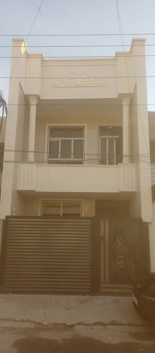 السلام عليكم بيت للبيع مساحه 88 م بناء 2025 من الأساس يتكون من الطابق الارضي صاله وغرفه نوم وحولي مطبخ وصحيات وترك جانبي ..الطابق الثاني يتكون من غرفتين نوم وحولي وصحيات وبيتونه وسطحين موقع ممتاز مربع الصديق قرب سوق 8 شارع عرض 12 متر السعر المطلوب 235 مع المجال ..للاستفسار اكثر الاتصال ع ***********
