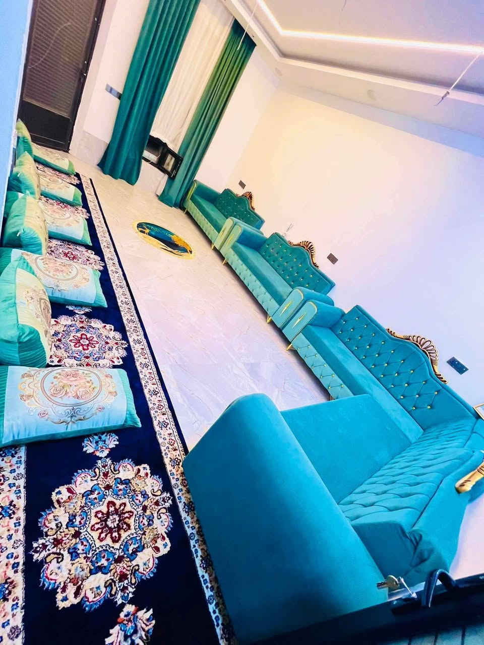 🏡 دار حديثة ومميزة للبيع (طابقين)
• المساحة: 125 متر مربع.بلديه اوراقه كامله مخصص

• الموقع: مقدمة حي النداء، بالقرب من جسر الرشيد (موقع مميز وسهل الوصول).

📐 التصميم الداخلي والتوزيع

يتميز البيت بتصميم مرن يضم درجاً داخلياً وآخر خارجياً، مما يتيح إمكانية فصل الطابقين أو استخدامهما معاً كمنزل واحد متكامل.

🔹 الطابق الأول:

• صالة استقبال: واسعة ومريحة

• مطبخ بنظام (حار / بارد): مصمم ليوفر عزلًا لروائح الطبخ

• غرفة نوم: مريحة وهادئة.

• حمام متكامل.

🔹 الطابق الثاني:

• صالة استقبال إضافية: تتميز بإطلالة ونوافذ كبيرة توفر إضاءة طبيعية ممتازة.

• غرفة نوم.

• حمام متكامل.

✨ مواصفات البناء والتشطيب (درجة أولى)

• الأرضيات والجدران: البيت مغطى بالكامل (فول سيراميك) من السيراميك التركي

بتصاميم رخامية أنيقة تعكس الإضاءة وتضف اتساعاً للمكان

• الأسقف: ديكورات (فول مغربي) حديثة مع إضاءة مخفية (LED) وسقوف ثانوية مميزة.

• التبريد: نظام تبريد مركزي متكامل يضمن توزيع الهواء بشكل مثالي.

• التأسيسات: منظومات الكهرباء والمجاري والصرف الصحي كلها من مواد أصلية وذات جودة عالية.

🚗 الصحيات الخارجية والملحقات

• كراج سيارة كبير: يتسع لسيارة بارتياح مع أرضية سيراميك جيده

• مجموعة صحيات خارجية: إضافية لخدمة الضيوف أو الاستخدام الخارجي.للأستفسار
***********
