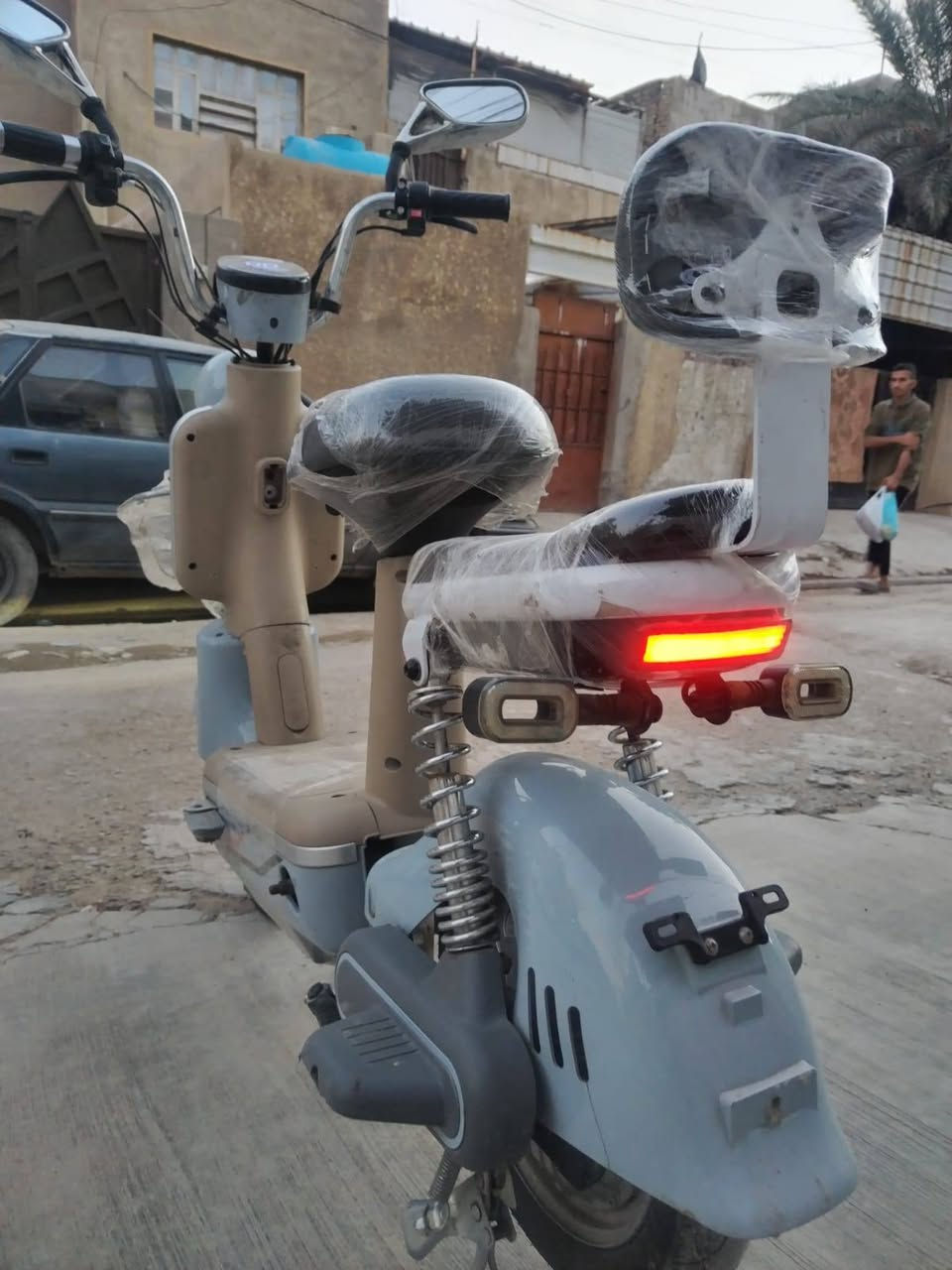 دراجه شحن كلاسك
مديل 25 
4 بطاريات نضيفات 
شاحنه اصليه 
تايرات جدد 
كامله كل نقص مابيه 
السعر 250وبيه مجال 
بغداد 
***********
