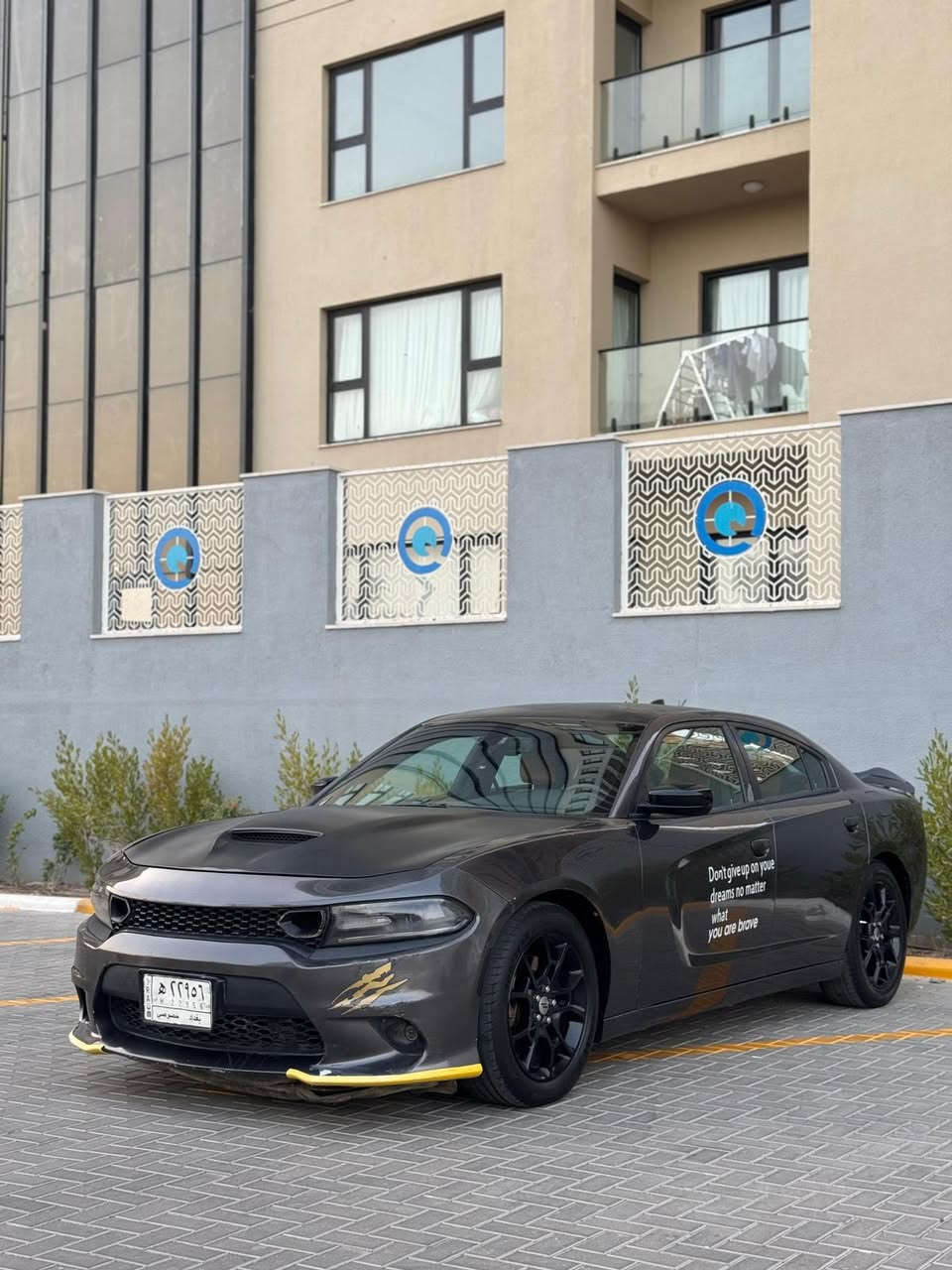 السلام عليكم 

جارجر 2018  ( 3600 )  فور ويل  
صدر  امامي + خلفي جديد 
باتري جديد 
ماء راديتر جديد 
فيتيم + المساعد جديد 
تايرات تخم جديد 
 هزة وفحص وسنوية جديد تحويل  مباشر 
رصعات بالقمارة اثر البنيد 
السيارة حلوه وجاهزة 

السعر. 150  ورقة 

مكاني بغداد   ***********
***********
