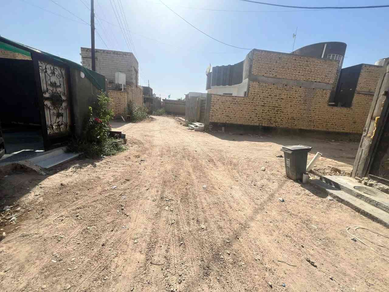 السلام عليكم دار للبيع المكان خنيطله بالزراعي وره الجوازات المساحه 200زراعي يحتوي على غرفتين مطبخ حار وبارد صاله صحيات خارجيه وحمام داخلي مناور عدد2 وديوانيه وساحه 
السعر 120وبي مجال بناء جديد 
البناء طابوك السكف كونكريت 
***********
