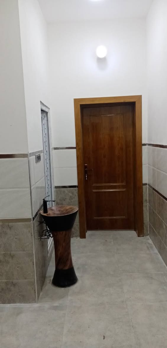 بيت للبيع ١٣٠ متر طابقين بناء جديد درجة اولى
العنوان كربلاء شارع جامعة أهل البيت عليهم السلام
البيت قريب من الشارع العام موقع مميز
الخدمات ماء ومجاري وتبليط كهرباء عرض الشارع ١٠متر
للاستفسار الاتصال ***********
التفاصيل البيت طابقين ٣ غرف نوم مطبخ وصالة فوق وجوة حمام عدد ٣ استقبال
السعر ٢٦٠ مليون كربلاء, العراق
