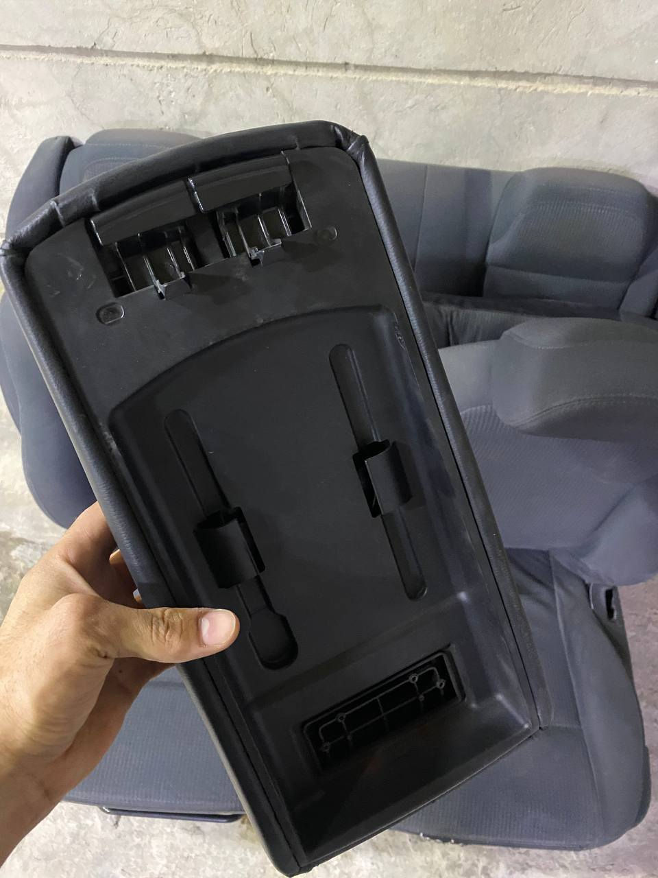 السلام عليكم 
للبيع كشنات مخمل أوباما جارجر 2010 نظافه 90% فقط كشن السايق بي فطر مثل ما موضح بالصور + تجوه  
ملاحظة كشن السايق بدون ضفيرة فقط تحكم 
السعر 150 
***********
