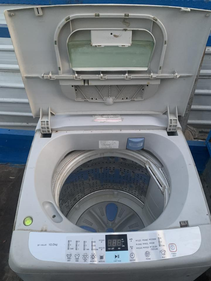 غسالةً هيتاشي ١٠ كيلو سعر ١٠٠ وبيه مجال مكان بغداد الكرخ ***********
