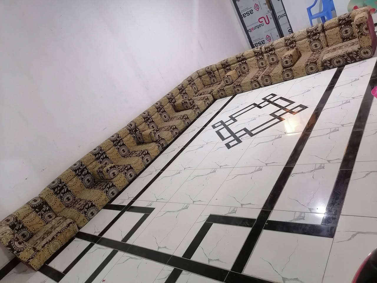 گعده عربيه للبيع ارتفاع 20 سم متكونه من :-
زاويه عدد 3 / چكليته عدد 5
و اربع قطع 2 وسط / و 2 كبيره 
السعر ( 80 ) ألف / قضاء الهوير / منطقة الخاص 
***********

