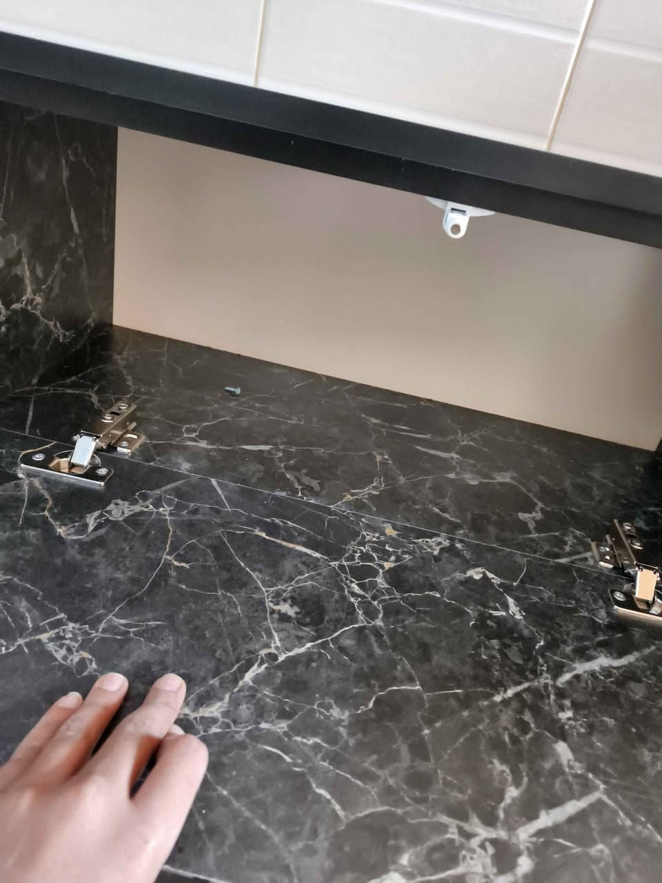 مێزی تیڤی بە ڕەنگی رةش بةشوازي هةلواسين نرخي هةلواسين ١٠٠هةزار بؤ ناو شاري سليماني گةياند ٥هةزار بؤشارةكاني كوردستان هةمانة ناونيشانمان سليمان بةكرةجؤي كؤن نزيك مزگةوتي  سةرداري هةورامي 
*********** Singapore
