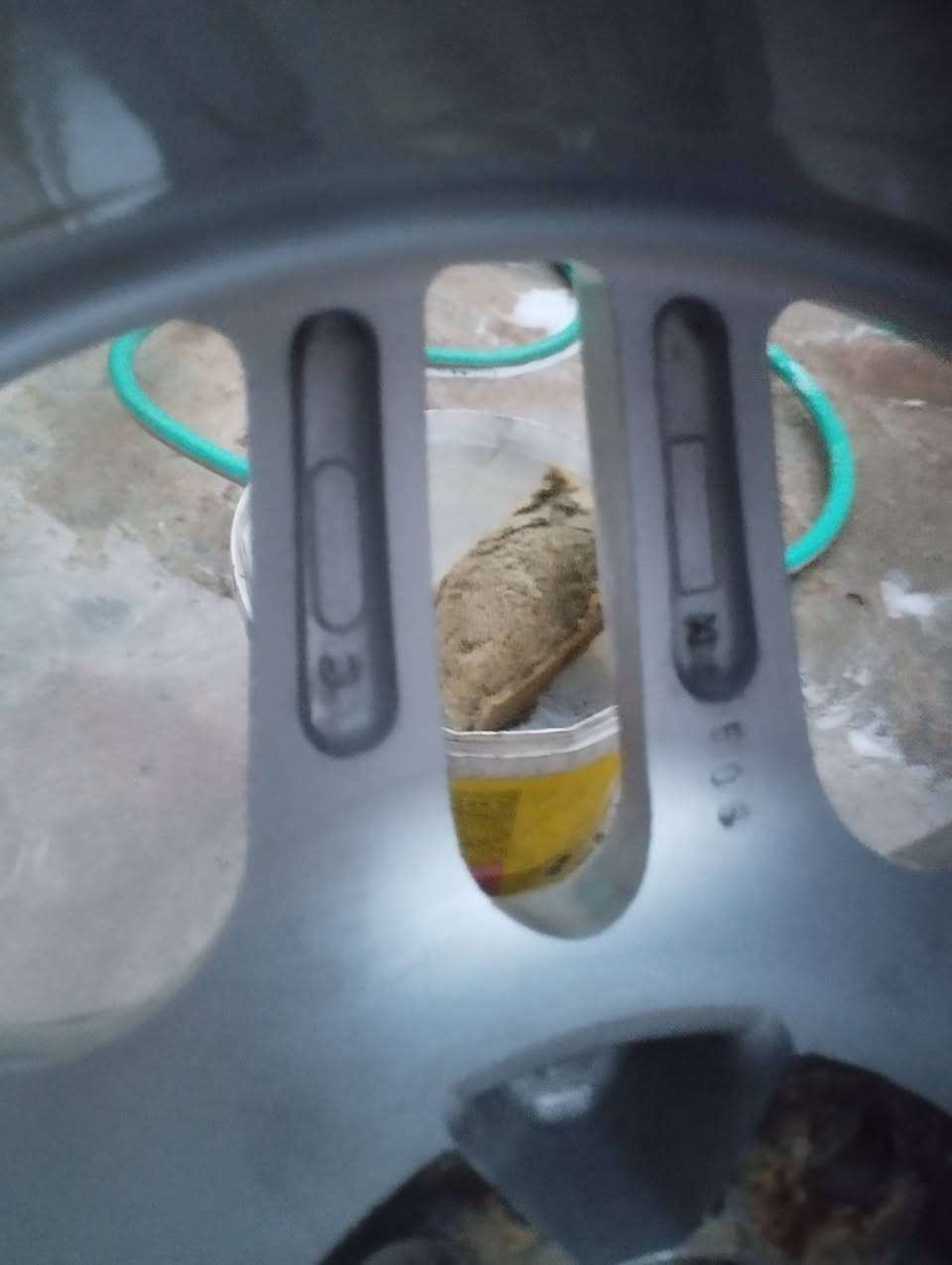 بەناوی خوای گەورە
ئەدمنی بەڕیز
تاقم ئێم 17 دوسایز ویلەکانی سفرە 
درز لەحیم گەڕی لەرزین خواری بەشەرتی یەک مانگ
گۆڕینەوەو فرۆشتن 
***********
