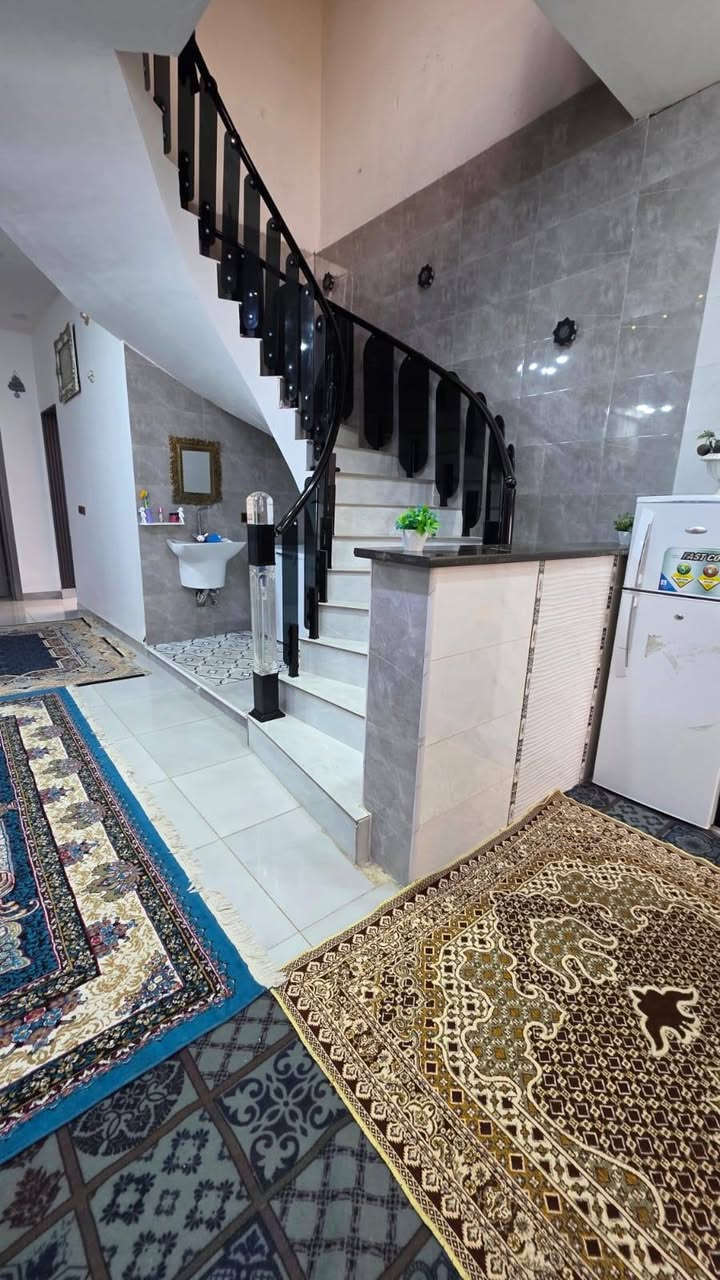 السلام عليكم دار للبيع مساحته البيت 150متر
البيت يشمل 
صاله الطول 8والعرض 5
استقبال الطول 7والعرض 4
مطبخ البارد الطول 4 والعرض 3ونص
والمطبخ الحار الطول 2ونص والعرض 2ونص
غرفتين نوم واحده الطول 6 والعرض 4
والغرفه الثانيه الطول 4 والعرض 3ونص
صحيات داخليه وخارجيه
الطابق الثاني 
غرفه وحده الطول 4والعرض 4
البيت حديث البناء مالته
للاتصال على الرقم ***********
