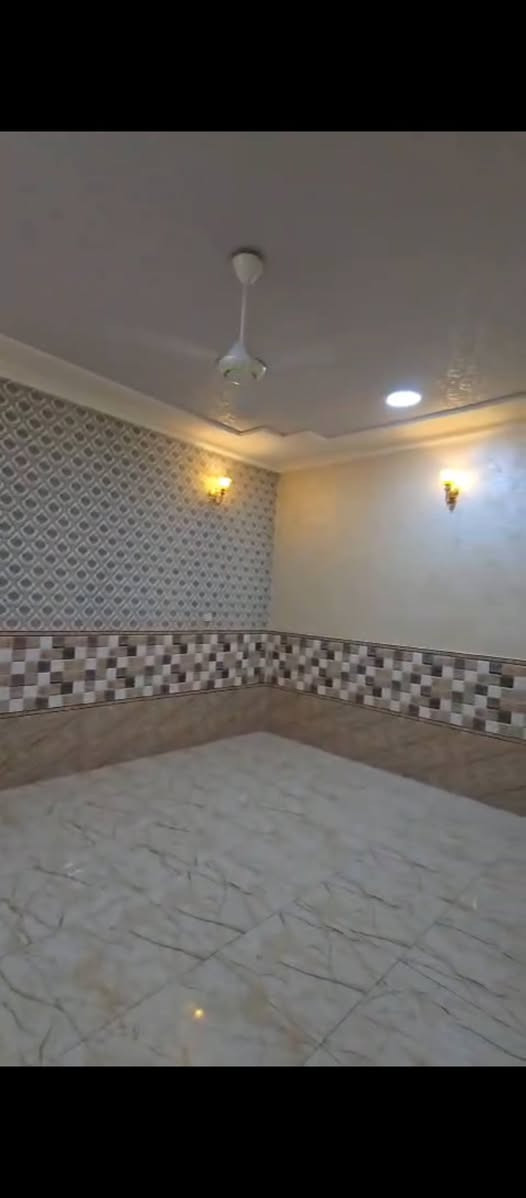 شقه ديلوكس للايجار طابق اول درج موقع حي الزيتون تحتوي 2 غرف وصاله ومطبخ وصحيات + تانكي + كيزر + ماطور+ اناره + شافطه + مراوح + خط نت شقه كامله موكمله ايجار 600 نهايته للاستفسار *********** مراسله على واتساب او اتصال

