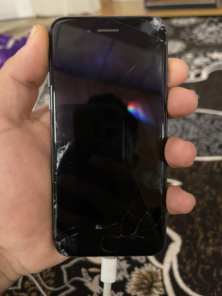 السلام عليكم للبيع ايفون 8 عادي ذاكره 64 جهاز مامفتوح كلشي بي شغال بس شاشه مكسور السعر 50 وبي مجال بسيط 
***********
