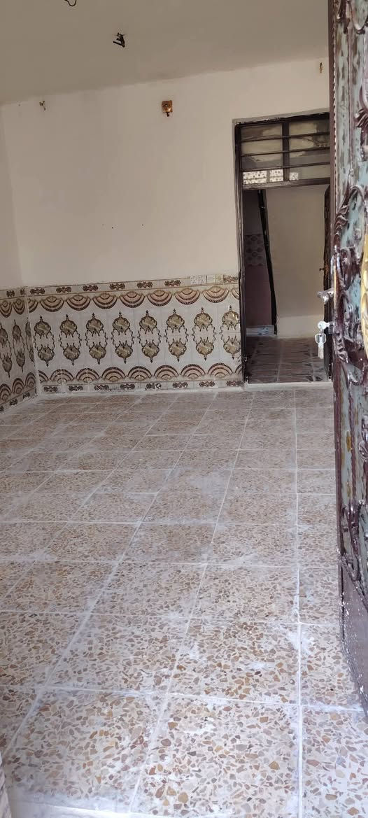 السلام عليكم  بيوت ليجار 100مترطابق ونص غرفتين نوم واستقبال وصالة وطبخ خدمات العنوان بغداد الزعفرانيه  شارع الكهرباء  شارع سكلة ابو فاطمى  للاستفسار اكثر الهاتف ***********
