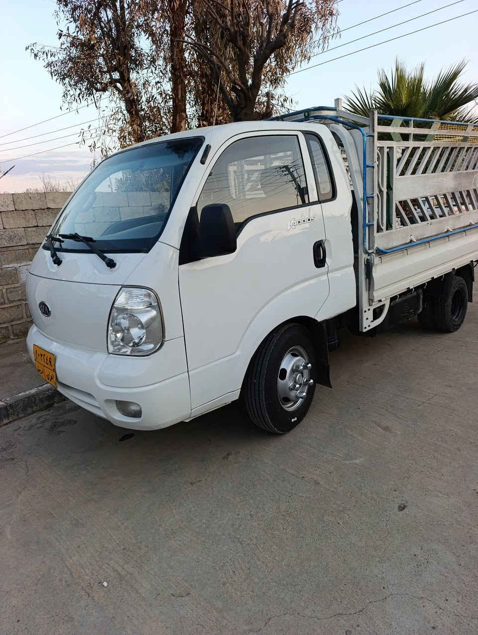 كيا 4000
مۆدیل 2011
 تةنيا كارت كراوة  بي دةعم و بێ بۆیاغە   شەش تایەی 
لۆک بەشەرتی. هەموو گیانی   سەنەوی شەش  مانگی ماوە
ژمارەی خاوەنی ***********
