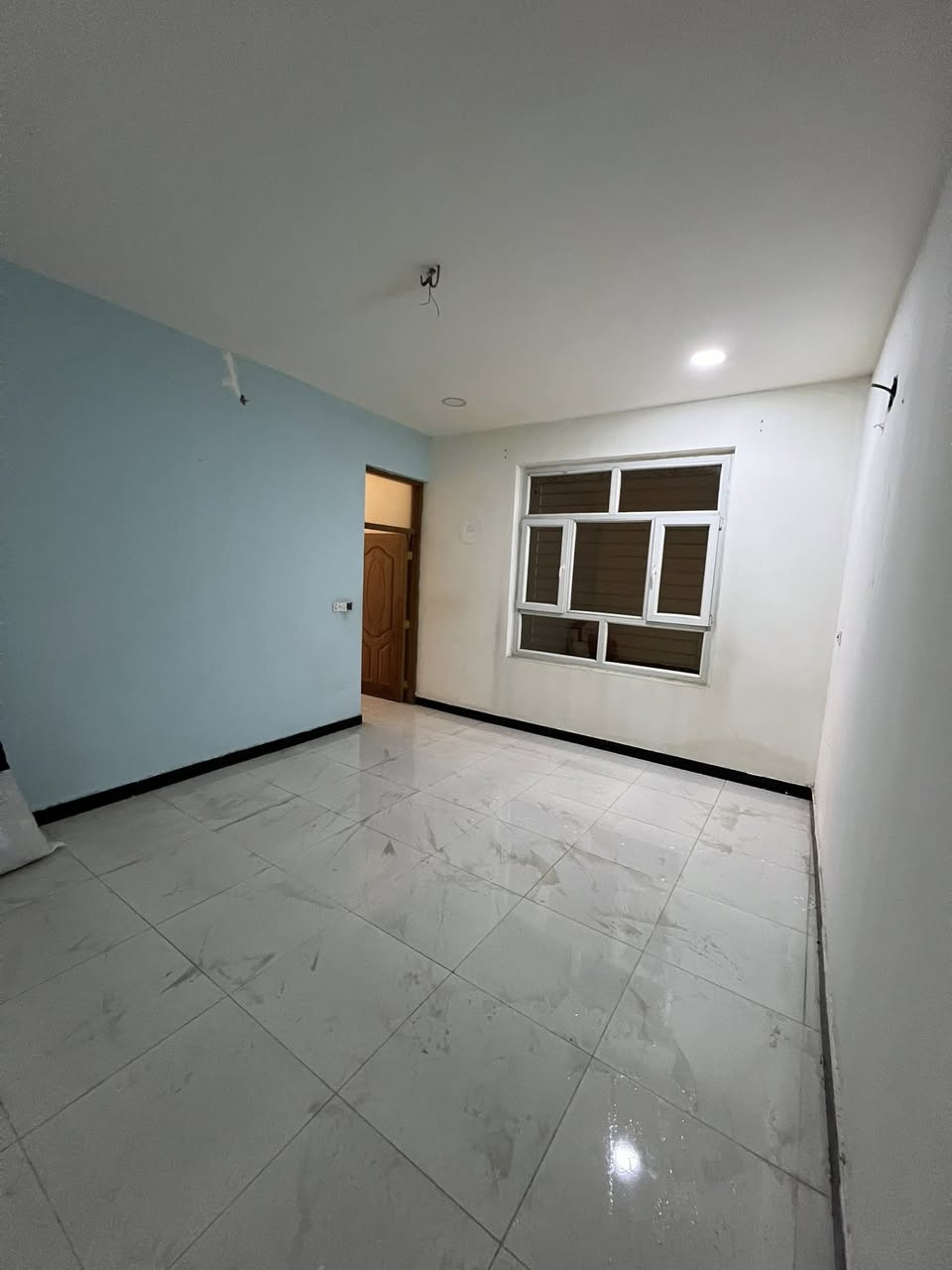 السلام عليكم شقه للبيع ملك صرف سند وحدك طابق ارضي باب ومي وكهرباء وحد مو ع عماره والباب ع شارع مو ع ممر 
تحتوي ع صاله ومطبخ ومنور صغير وغرفتين نوم وحمام 
المكان الاعظميه المقبره الملكيه مقابل حديقه حجي بصره 
مكان الشقه شارع عريض ومقابيله حديقه 
*********** للاستفسار
