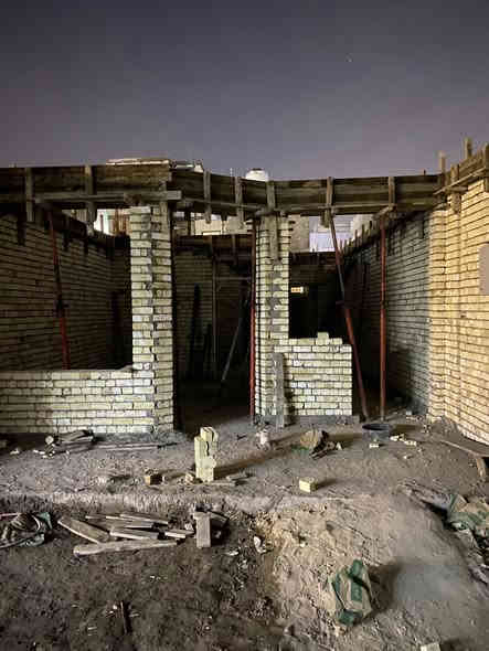 @إشارةاقرأ الأخير واختار الي يناسبك

بيت العائلة تبني بعروض مخفضة اسعارنا تنفسيه من العالميه للمقاولات

1-عرض هيكل ب(180) ب (200 )ب (220)الف للمتر الواحد

2- عرض بيت كامل تسليم مفتاح (400) للمتر الواحد المناور لاتحسب في المتر 

💯💯💯💯💯💯

عرض تسليم مفتاح بسعر (400) الف دينار للمتر 

اولاً/ ورفع انقاضه وتسوية الارض وتهيئتها للبناء.

ثانياً / ارتفاع الدار

1. الطابق الأرضي (310 سم )

2. الطابق الثاني والثالث  (300 سم)

ثالثاً / مواد البناء

1. الطابوق جمهوري .

2. الاسمنت نوع جيد.

3. الرمل والحصى المغسول.

4. حديد تسليح عراقي نوع FFخاضع للفحص 

رابعاً /

1. تعديل الارض-

2. قشط وتسوية الأرض.

3. فرش تراب والسبيس(20)سم .

4. معالجة الأرض بمادة الكلوردين.

5. فرش طبقة من النايلون الزراعي

6. الصب:-

• الرفت: للبناء الفعلي بارتفاع 30 سم

• الاسس الشريطية: للأسيجة 

• البتلو- 10 سم

خامساً / الابواب والشبابيك

1. الابواب

• الباب الخارجي- حديد

• باب الاستقبال - قاصه

• ابواب الغرف- تركي اوخشب  صاج 

• ابواب الحمامات - المنيوم 

• ابواب المناور والترك البيتونه والمطبخ – الحديد.

2. الشبابيك

• فريم حديد والمقطع (P.V.C) مع عمل كتيبه حمايه بسعر (30) الف دينار للمتر المربع الواحد.

سادساً/ صب السقوف:- بالكونكريت الجاهز بمقاومة انضغاط (35 mpa)

سابعاً / المجاري

تتم المباشرة فيها من البنى التحية  وتتضمن:-

1- بوري حجم اربعه  انج نوع الامل الشريف او البركة.

2- تثبيت المنهولات واغطيتها 

3- ايصال انابيب تصريف الحما مات ومرفقاتها.

4- ايصال انابيب تصريف مياه الامطار من السطوح والمناور. 

ثامناً / اسالة الماء

1- نوع البوري ومواصفته / كوي تركي.

2- نوع الخلاطات  والحنفيات/ تركي. 

تاسعاً / الكهربائيات .

1- السويجات والبلكات نوع اديسون .

2- نوع السلك - نحاس 

عاشراً / السلالم ( الدرج )

1- نوع بناء السلالم / كونكريت مكسر. 

2- نوع بآيات السلالم / تركي  للبأيه والمراية.

3- نوع محجرات السلالم/ المنيوم.

الحادي عشر/ اللبخ والابياض / عمل بالمساطر كل (80) سم .

الثاني عشر / الارضية /الطابق الارضي والاول والبيتونه  بورسلين او كلشي عن لايزيد سعر المتر عن (9 الف ) الف دينار

الحمامات – سيراميك / هندي او يراني 

 المناور- ( حسب نوع  الأرضي )

الثالث عشر / جدار الحمامات والمطابخ

1- الحمامات-  هندي درجةاولى لسعر المتر ٩ الف

2- المطبخ -هندي درجه اولى لسعر المتر ٩ الف 

الرابع عشر / السطوح 

1- الاشتايكر

2- ملحقات الاشتايكر

3- فلانكوت طبقتين _ زفت _ الزميج _

   الخامس عشر / 

2- نوع الجام - 4 ملم حسب الاختيار.

 السادس عشر / الواجهات-(تحدد بعد التصميم)

هذه المواصفات تنجز بسعر(400)

دينار للمتر المربع الواحد ( ذرعة هندسية )

للتواصل زيارة مكتبنا العدل داخل مثلث الذهبي قرب جامع كامل العبود 

او الاتصال على احد الارقام التالية

***********

***********  

***********
