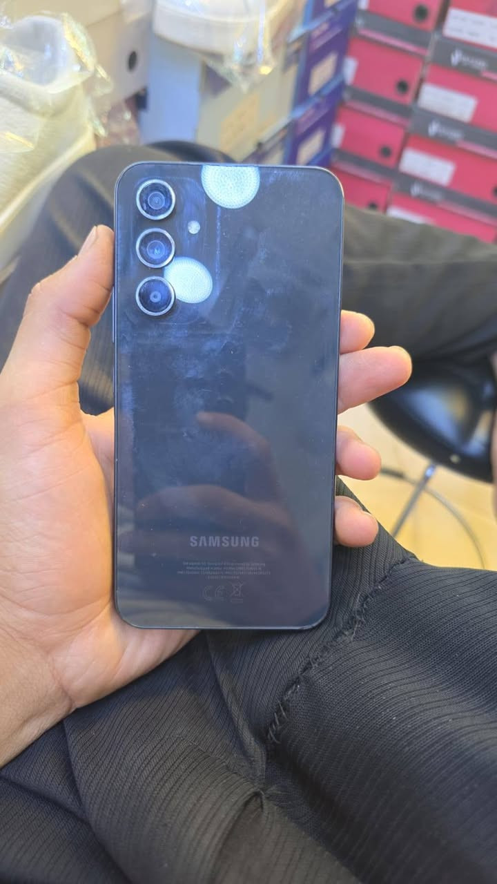 السلام علیکم
جهاز سامسونج A54
معالج Exynos 1380
ذاكرة 256
الرام 8
الكاميرات 50+12+5
البطارية 5000 ملي امبير
الجهاز نظيف بس بيه فطور خفيفة بالشاشة ما مأثرة على الاستخدام ابدا وبدون ملحقات
السعر 250 الف وبي مجال شي كلش بسيط
عنوان بغداد حي الجهاد توصيل موجود
للأستفسار ***********
