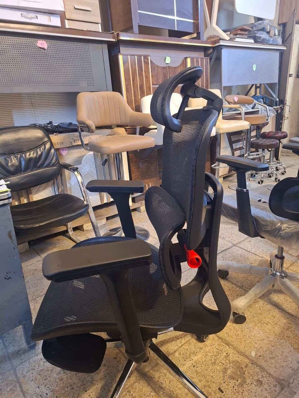 السلام عليكم
للبيع كرسي مكتبي ويرهم كيمنك BIFMA Certified 
الكرسي جديد استخدام يومين
سبب البيع مجاي استخدمة
مكاني بغداد البياع

السعر 250 وبي مجال حلو
توصيل ماعندي للأسف

يتحمل وزن 180 كيلو
الهيكل Fiber 
الظهر Mesh Fabric 
المقعد Mesh Fabric
جك هيدروليك Class 4 SGS Certified
القاعدة حديد 
5 Direction Armrest 
مسند الراس متحرك
الظهر ينحني بزاوية 145 درجة 
ممكن تثبيت الظهر على زاوية معينة


**إذا كنت صاحب هذا الإعلان وتريد حذفه لأي سبب، رجاءا أرسل رسالة إلى الدعم الفني**