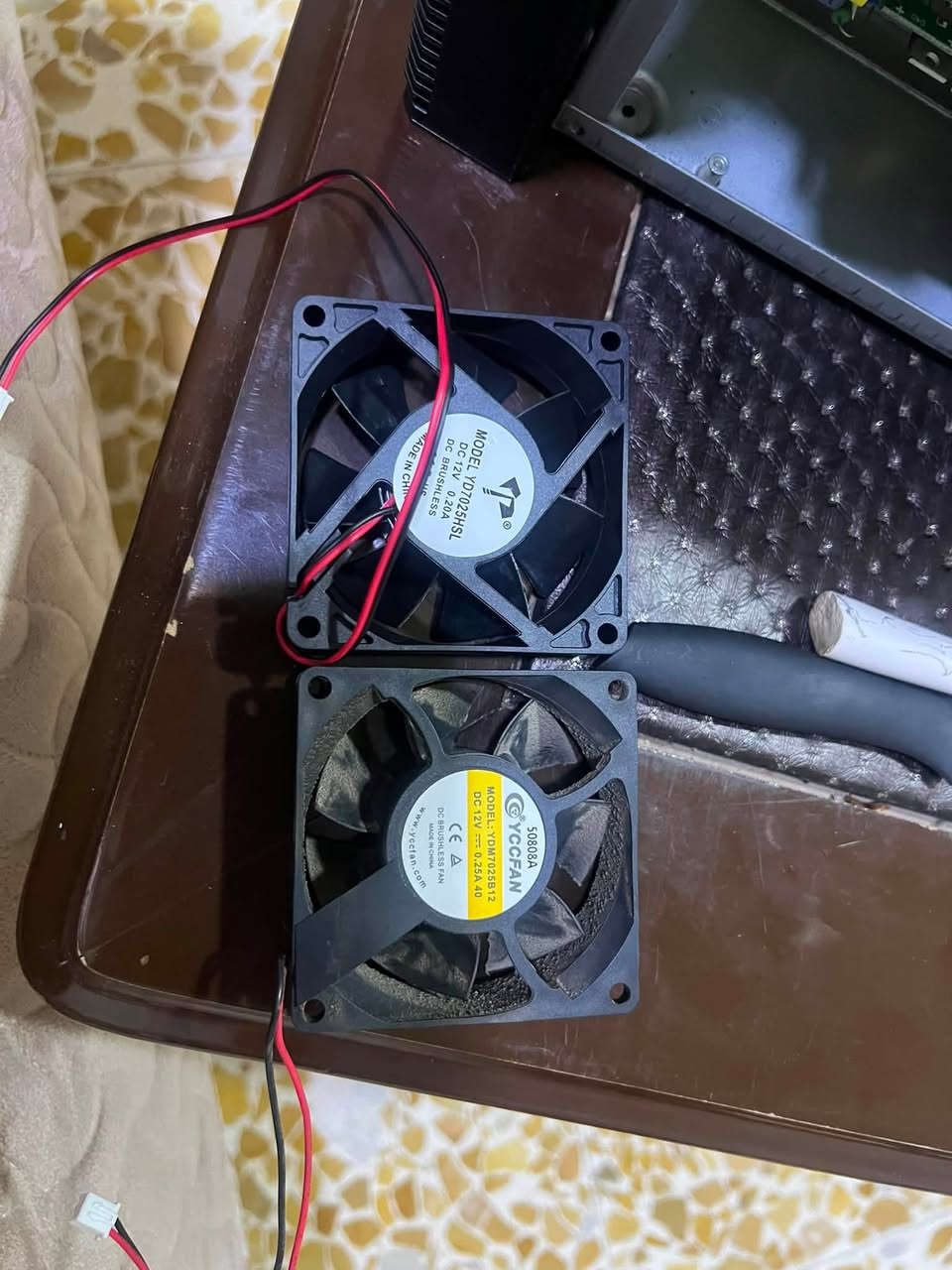 رجعتلكم بحل صوت الفان على ups الاونلاين بعد التجربة الكاملة اخوان اولاً صار اسبوع اجربها والامور طبيعيه جداً وماكو اي سلبية واني قصدت وبهالمنشور اشرح عن نضام الـ ups كامل منشور شوي طويل بس تطلع منها بنتيجة

نبدي….

اولاً اخوان انواع الـ ups الي متوفرة عدنا اكثرها انواع اقتصادية وماتحصل بي مواصفات قويه لذلك تلكى بي صوت فان قويه يشتغل بشكل وبسرعه ثابته صوت قوي مزعج كلش اذا وضعو للـ ups حساس حراره ومروحه قويه سايلنت رح يزيد سعرها كلش 🔺السبب خلف تشغيل الفان بكل قوته وبكشل مستمر انو الشركات الصينيه من تصنع ups يحسب حساب انو يستخدمو جماعة المستودعات على اجهزة كثيرة التعدين والاجهزه الطبيه وغيرها من اعمال بهيج اماكن يشتغل بي اجهزة كثيره يصير حرارة قويه لذلك ييخلون ups مروحتها شغاله دوم بكل سرعتها حتى مايحمى نهائياً.

بس نحن نستخدمه بالبيت على بلي او pc فلذلك مانحتاج كل هالسرعه بالفان وبالعكس يسوي ازعاج ماتتحمل فـ هم مقيدينك هم ماتكدر تتحكم بي بالنضام نهائيا.

✅فـ نجي للحل____وركز للحل الثاني والنقطة الثالثة مهمة‼️

1- اخوان الحل الاسهل انو تجيب مروحة سايلنت ومراوح السايلنت ماموجود عدنا بالاحجام الي يجي عل ups فلذلك تضطر توصي من امازون ويكلفلك مبلغ عالي ومع تأخير كبير يعني يكلفلك سعر توصيل گد دبل سعر المروحه. اني جبت مروحه غير شركة متوفره هنا مثل ماموضح بالصوره شديتها صحيح صوتها اخف من الاصلي بس بفرق 20% هم يضل مزعج بعض الشي فـ سالفة تبديل المروحه ابتعد منها.

2- انو تجيب منضم فولتية مثل هذا الي بالصورة سعرها مايتحاوز 4 الف دينار وتكص اسلاك المروحه وتربطها بطريقة صحيحه اهم شي…
وتشغل الـ ups وتضل تخفظ الفولتيه لحد ماتصل مستوى من تبتعد متر من ups ماتسمع صوتها بعد نهائياً وبهالحاله خلص تحاول تشد المنظم على شي داخل ups كون مايطلخ الاجزاء الالتكرونيه بعض والاهم اتأكد من جهة المروحه يكون يدخل هواء داخل ups مو يخرج هواء

3- من الضروري تفعل وضع الـ eco بالـ ups لان بوضع eco الـ ups رح يخرجلك كهرباء مباشرة يعني اثناء وجود الكهرباء ups يكون بوضع الخمول يعني البطاريات ماتشتغل والمحول شبه طافي واكثر المكثفات تقريباً بوضع الخمول هذا شي يعني مدام القطع بالخمول يعني حرارة ماكو فقط اثناء الانطفاء يحول للبطاريه بهذا الحاله يبدي المحول والبطاريه والمكثفات يشتغل يعني اثناء وجود الكهرباء حراره ماكو وركزلي لاهم نقطه بوضع الايكو تخلي مستوى الفولتية بين 240-200 بهالحاله شيصير الكهرباء من يهبط تحت 200 راساً يحول للبطاريه ومن تصعد اكثر من 400 ايضاً يحول للبطاريه ويطلعلك 220 (يعني يحول لوضع الاونلاين) ثابت حتى يحمي اجهزتك بس اثناء وجود الكهرباء الفولتيه مدام 200-240 يضل ينطيك ياه مباشر واذا صار تقلبات بهذا المعدل مايأثر للأجهزة بس اذا تبقى بوضع الاونلاين المحول والبطاريه والمكثفات يشتغلون بشكل مستمر هذا شي يسبب حراره والعلم المروحه موجوده وشغاله بشكل هادء هو كافي للتبريد بس وضع الايكو افضل بهواي تتجنب بي الحراره بشكل كامل.

طبق كلامي وخلي ups يم تجميعتك وستمتع وانسى الازعاج

ورح اعوفلكم رابط صفحة الي يبيع المنظم بالتعليقات


**إذا كنت صاحب هذا الإعلان وتريد حذفه لأي سبب، رجاءا أرسل رسالة إلى الدعم الفني**