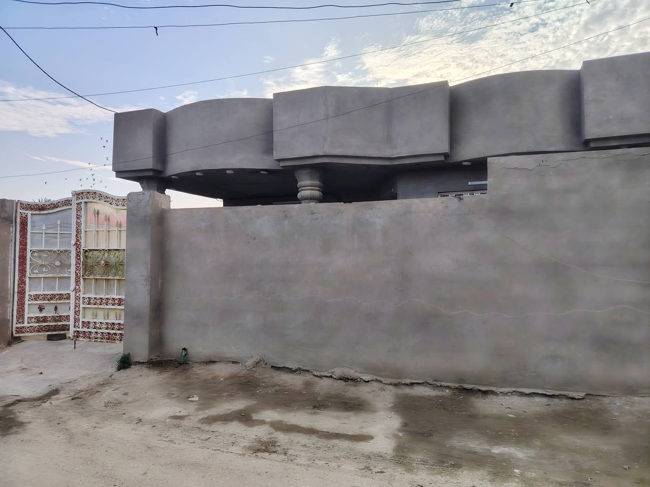 يالله سلام عليكم دار للبيع بغداد المدائن منطقه الحضاريه زراعي على قرار ٢٥ خدمات كامله تبليط كهرباء الدار طابقين يحتوي على أربع غرف نوم الطابق الأول يتكون من غرفتين نوم وصاله واستقبال ومطبخ وكراج سيارة صحيات داخلية خارجيه والطابق الثاني غرفتين نوم وصاله بيتونه باقي تفاصيل بل منشور بناء حديث منطقه الحضاريه خلف عياده محمود أبو أنس السعر ١٣٠ وبي مجال للاستفسار الاتصال على الارقام *********** أو *********** وات ساب علماً مساحه ٣٠٠ متر
