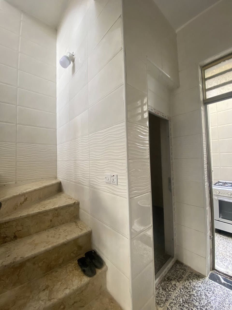 اعلان 📝
بيت 75 متر 🏠 للبيع 
بناء درجة اولى حديث 2025 كامل 🥇
يحتوي الطابق الاول 
استقبال وغرفة منام ومطبخ حولي وحمام مشترك ومنور وتواليت خارجي
الطابق الثاني 
غرفتين منام وحمام  
اضافة الى بيتونة كبيرة وسطح 
كما موضح في الصور 
البيت نظيف وجديد  ممسكون هوايي 
موقعه 
الشارع الغربي مقابل العمارة الحمرة قطاع السابع 📍
الشارع نظيف وحديث يعتبر افضل شارع في هذا المربع 
اضافه الى مقرنص الشارع 
للاستفسار ***********
