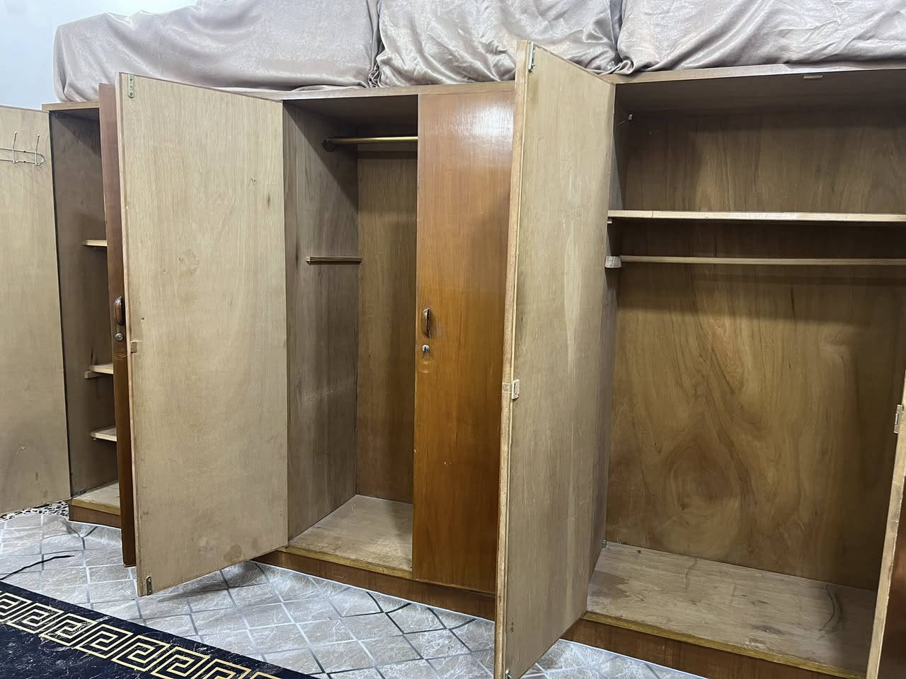 كنتور 6 ابواب مع ميز تواليت  مع زاويه صاج طول الكنتور 3 متر .60cm 
السعر 250

للتواصل ***********
