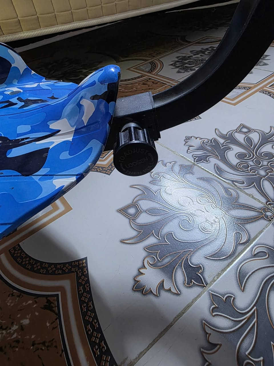 السلام عليكم
سكوتر درفت حجم كبير يتحمل حتى كبار 3سرعات 
بعده جديد لامصلح ولاشي اشتريته لابني وعافه مايلعب بي  شحنه موجوده ويكبر ويصغر وبلوتوث 
سعره 150وبي مجال 
مكاني بصره الابله شارع البلم
***********
