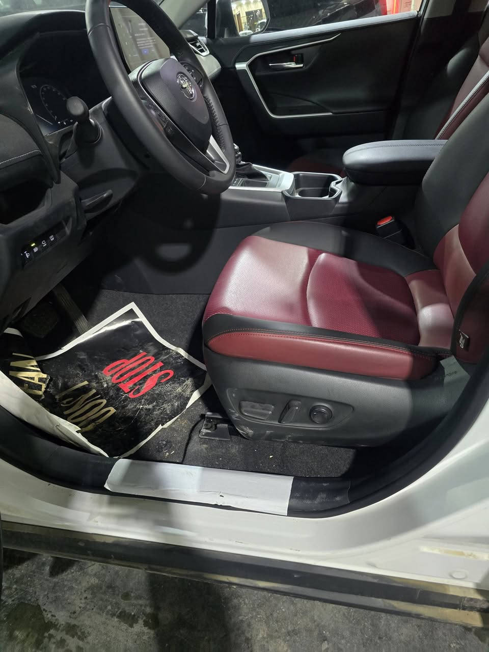 السلام عليكم للبيع راف فور 2023 زيرو وكاله اخوان انتبهوا سياره زيرو ومكفوله ومرقم كامل تحول باسمك مباشر السياره فول مواصفات للاخير بصمه وبانورما وتدفئه تبريد الكشنات وعداد دجتال واربع كامرات ودبل حساس خلف وامامي وكراسي جلد وكهرباء وردار جانبي وامامي وهواي هواي مواصفات بعد السياره رايدها ب45 مليون دينار عراقي للاستفسار الاتصال ***********
