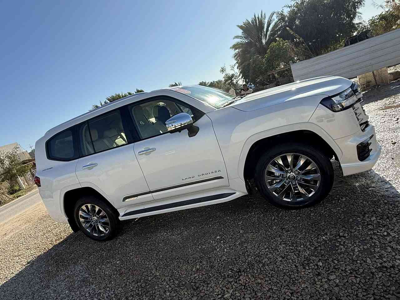 لاندكروز موديل 24 ماشيه 15 جديده موجوده في الحله لمتيد مواصفاتها معروفه 6 سلندر محرك 4000 وباقي المواصفات معروفه استفسار ***********
