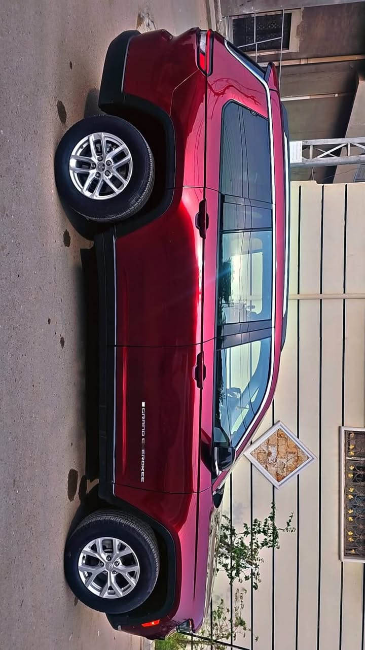 🚗 للبيع: جيب شيروكي ليمتد 2023
📍 مكان السيارة: بغداد 
📞 للتواصل: ***********
💰السعر.   215 ورقة – قابل للتفاوض
📊 المسافة المقطوعة: 23 مايل فقط
🛠️ المحرك: 6 سلندر – 3600cc

⚙️ المواصفات (فئة ليميتد):
• مقاعد جلدية فاخرة
• مقاعد أمامية وخلفية قابلة للتدفئة
• فتحة سقف بانورامية
• 7 مقاعد
• نظام دفع رباعي (4WD)
• تشغيل عن بُعد
• بصمة تشغيل
• بصمة أبواب
• شاشة وسطية كبيرة تدعمApple CarPlay
و Android Auto
• كاميرا 360 درجة
• باب خلفي كهربائي
• مصابيح LED أمامية وخلفية + أضواء ضباب
• مرايا جانبية كهربائية + نوافذ كهربائية بالكامل
• مقاعد فخمة 
• ناقل حركة ماوس 
‎شاشات عدد ٣ 
كامره عدد ٣ 
وبعد هواي مواصفات 

⚠️ أضرار السيارة:
ابيع السياره حزام بدون لغود وشواصي حادث سطحي
