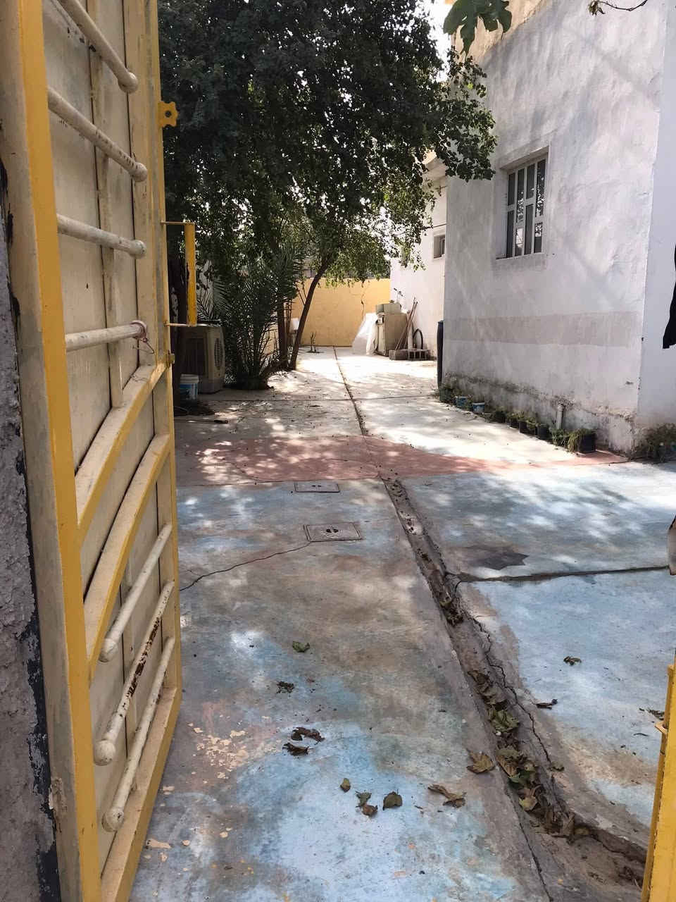 #الدار_للبيع
مساحة ٢٠٠ م 
واجهة ١٤ * نزال ١٨ 
گراج كبير ( يتسع لـ ٢-٣ سيارات )
استقبال مطل على الباب الخارجي
مطبخ حار 
مطبخ بارد
صالة كبيرة جداً
غرفة نوم 
مجمع غسيل ( حمام وشرقي + شرقي وغربي + مغاسل )
منور على الممر الخلفي
ممر خلفي عرض ١ م
بيتونة جمّالي ( ترهم صالة بين غرف الطابق الثاني )
السطح شتايگر شطرنج ملون

البيت سيراميك ارضي وجدران 
مع منظر سيراميك عدد ٢ ( الاستقبال والمطبخ )
مع مخزن كهربائيات بالصالة سيراميك بالكامل

💵 السعر : ٨٥ مليون وبي مجال للشرّاي
📍العنوان : ( الاحمر / ابودهلاية - فرع اسواق محمود )
 📞 للتواصل : *********** - ***********
