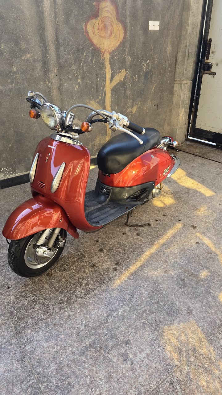 السلام عليكم  عشاق الكلاسك
دراجة هوندا جوكر شادو كلاسك 
دراجة كلش حلوة و نظيفة شوفة عينك و الحقيقة احلا من الصور الدراجة مال رمبة كفالة عامة من اي شي كلشي شغال ماكو شي بيه طافي ومابيه اي نقص دراجة الهة رغابتهة و الهة ناس يعرفونهة الياخذها ربع ما يذب عليهة غير البانزين لان مابيه اي نقص 
مكينة لووك بلباكيت ماشية ١١ الف فقط وكفالة يعني ما مفتوحة فول شلعة و معدل شرط
السعر مليون و 550 وبيه مجال كلش بسيط رجأ المايعرف بيهن لا يكسر بسعرها  مكاني بصرة بصرة للاستفسار *********** واتساب او اتصال
اسف ع الاطالة بس للتوضيح
